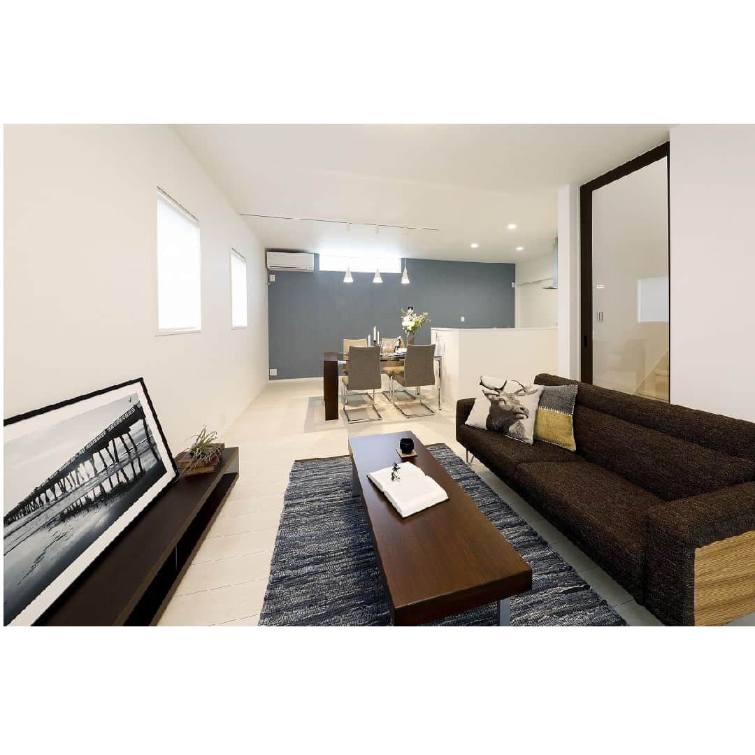 はりまの家さんのインスタグラム写真 - (はりまの家Instagram)「Simple Modern style -プライバシー重視の大人の暮らし- 施工：株式会社 勝美住宅（KATSUMI） @katsumi_jyutaku   ‥‥‥‥‥‥‥‥‥‥  一つひとつの部屋が個室になるプライバシー重視のお家です。1階の和室は来客時には直接アクセスできるように配置。収納を適材適所に設け機能的に仕上げました。フラットな片流れの屋根と、シンプルで直線的なフォルムが特徴で白黒はっきりしたコントラストを楽しめる個性的なお家です。  ‥‥‥‥‥‥‥‥‥‥  お家を建てたいなら【#はりまの家】をチェック♪  ・気になる建築会社へまとめて一括資料請求ができる！ ・お好みの資料やカタログももらえます！ ・播磨エリアの住宅イベント情報満載！申込みもできます。 ・モデルハウスで会社のこだわりをチェック！見学予約もはりまの家から♪ ・掲載施工事例1000件以上で建築会社の特徴がわかります  @harimanoie からWEBサイトへGO！  ‥‥‥‥‥‥‥‥‥‥  #勝美住宅 #姫路市工務店 #姫路市住宅会社 #明石 #垂水 #加古川 #姫路 #住み心地の良い家 #4LDK #プライバシー重視 #玄関階段 #新築 #新築一戸建て #注文住宅 #施工事例 #マイホーム #家づくり #家づくりアイデア #家づくり計画 #家づくり計画中 #マイホーム計画 #マイホーム計画中 #家づくり記録 #後悔しない家づくり」10月9日 12時00分 - harimanoie
