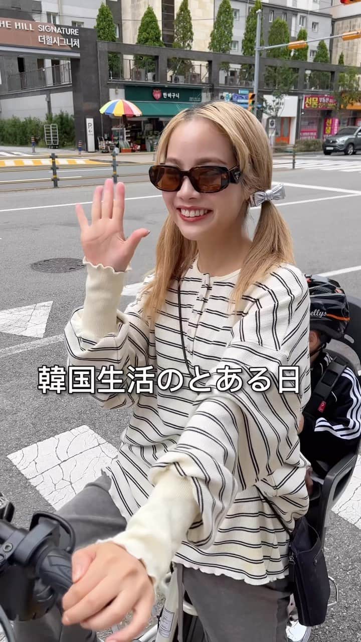 安中芙美のインスタグラム：「韓国生活中はノアは保育園に預けず朝からいつも遊びに行きます🚲 遠出は大変だから、家の近くの公園やカフェ。 走り回れるようなところが多め☝️ この日は、朝からイヌカフェへ🐶  韓国の犬カフェはドリンク代金程度で入れる所が多い◎  ドリンクも美味しいしまた行こうっと♥︎♥︎」