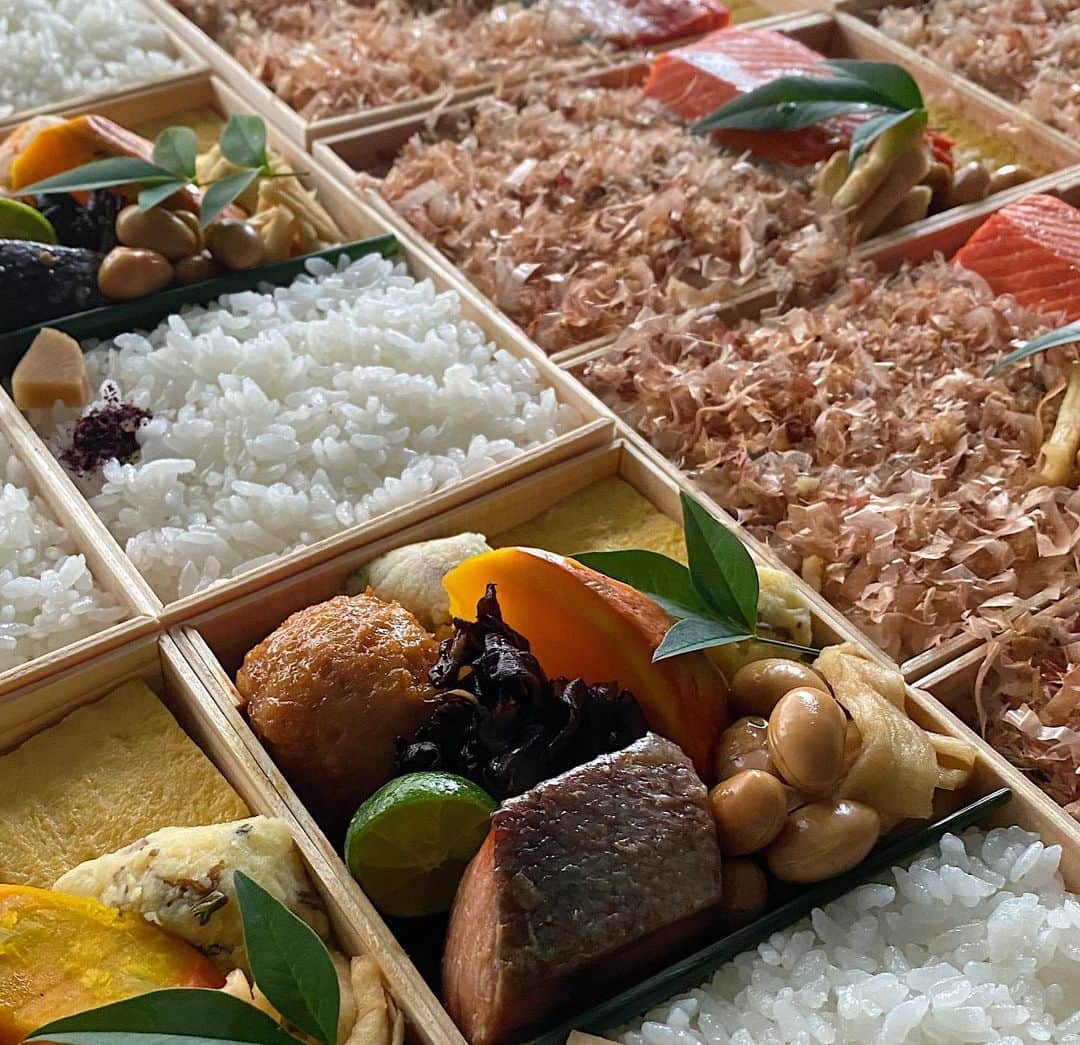 後藤しおりのインスタグラム：「土鍋ごはん弁当・七寸、ぼだっこ海苔弁当の出荷。全ての出荷分、常連様の現場でした。肌寒くて雨なので優しい酸味も色々と加えました。午後もお仕事頑張れますように。」