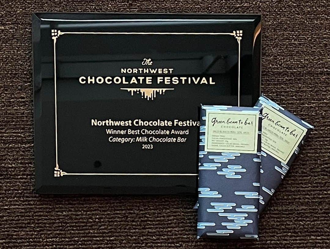 green bean to bar CHOCOLATEさんのインスタグラム写真 - (green bean to bar CHOCOLATEInstagram)「いつも応援してくださる皆さまへアワード受賞のご報告です✨✨  世界最大のbean to barチョコレートの祭典「The Northwest Chocolate　Festival」が主催する「Winner Best Chocolate Award」にて、greenのチョコレートが受賞いたしました🍫  こちらのAwardは、ビーントゥバー業界の中でも「業界標準」となる最高の賞とされています😊  【Milk Chocolate Bar部門】 PALO BLANCO -PERU- 50% -MILK-  【Confections部門】 ボンボンショコラ（ごま・麦・酒・味噌） ※酒・味噌は京都店限定商品 ※麦はまだ店頭に出ていない新作です  ただいま、今回受賞した4つのボンボンショコラをセットにしてお届けできるよう準備中です。発売詳細は決定次第改めてお知らせします。ぜひ楽しみにお待ちいただければ幸いです☺️  PALO BLANCO -PERU- 50% -MILK- オンラインショップでの購入はこちら↓ https://onlineshop.greenchocolate.jp/products/palo50  ⁡ #greenbeantobarchocolate #グリーンビーントゥバーチョコレート #chocolatelovers #chocolate #craftchocolate #beantobarchocolate #cacao #japanesebeantobar #チョコレート #カカオ #ビーントゥバー #世界大会  #northwestchocolatefestival」10月9日 12時02分 - greenbeantobar_chocolate