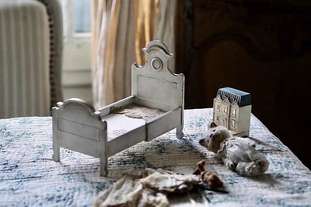 kiyomiのインスタグラム：「♡ ・ ・ ⑯ 【木製ベット】　1点  長さは22センチ スプリング＆アンティークレース付き  ◆家具はお一人さま、1点になります  販売会募集は 締め切らせていただきました🙇‍♂️ ありがとうございました ・  ・  ・  ・  ・ ・ ・  #ミニチュア #miniature #フレンチ  #Woodburningstove #小さいもの#doolhouse#sewinglove  #antique  #garden  #Frenchdecor#sewing #カントリー#アンティーク風 #フレンチアンティーク#クローゼット #dool #ミニチュア #ソーイング#miniature  #ベッド #Sewing #Bobbin  #Handicraftshop #Antique#bed #sewingmachines #miniatures #Ironingboard」