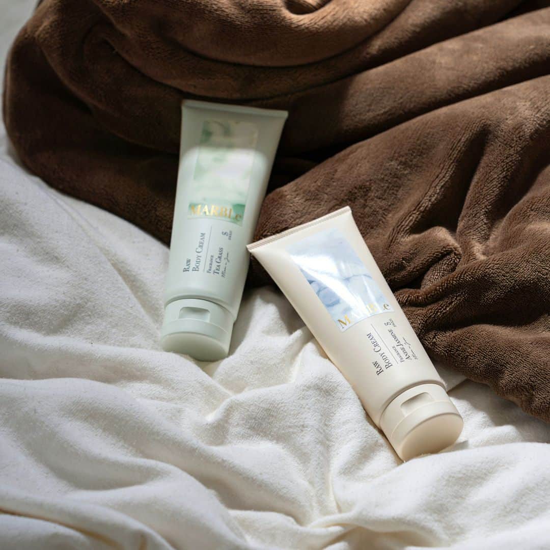 のインスタグラム：「乾燥対策に欠かせない『RAW BODY CREAM』  寝る前やお出かけ前にさっと塗って乾燥知らずなお肌… べたつきにくいのにしっとりツヤ肌を目指せちゃう✨  ふわっと香るので気分転換にも◎  ＝＝＝ ◆RAW BODY CREAM◆ （ロウボディクリーム） 200 g 販売価格：3,300円(税込)  ANISE JASMINE（アニス ジャスミン）の香り TEA GRASS（ティー グラス）の香り ＝＝＝  #MARBLe #マーブル #スワティーマーブル #SWATi #スワティー #ボディケア #ボディクリーム #高保湿 #保湿 #美容 #美容好き #香り #いい香り #フレグランス #Fragrance #プレゼント #ギフト #バスタイム #バスグッズ #サスティナブル #ライフスタイル」