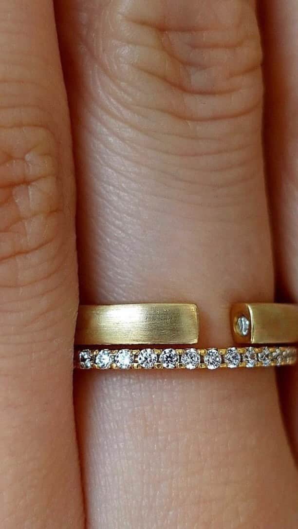 菅原美裕のインスタグラム：「@1117_jewelry   @1117_jewelry   立ち上げから 職人さんとずっと一緒に 仕上げてきました。 地道な作業が多い裏側を とてもあたたかい動画に仕上げていただいているので、ご覧いただけたら嬉しいです。  from the start of I've been working with artisans I finished it. On the other side, where there is a lot of steady work It's a very warm video, so I'd appreciate it if you could watch it.  #tokyo#jewelry  ※フル、音声入りは　@1117_jewelry でご覧いただけます。  @yuri_iwatsuki 素敵な動画を有難うございました。」