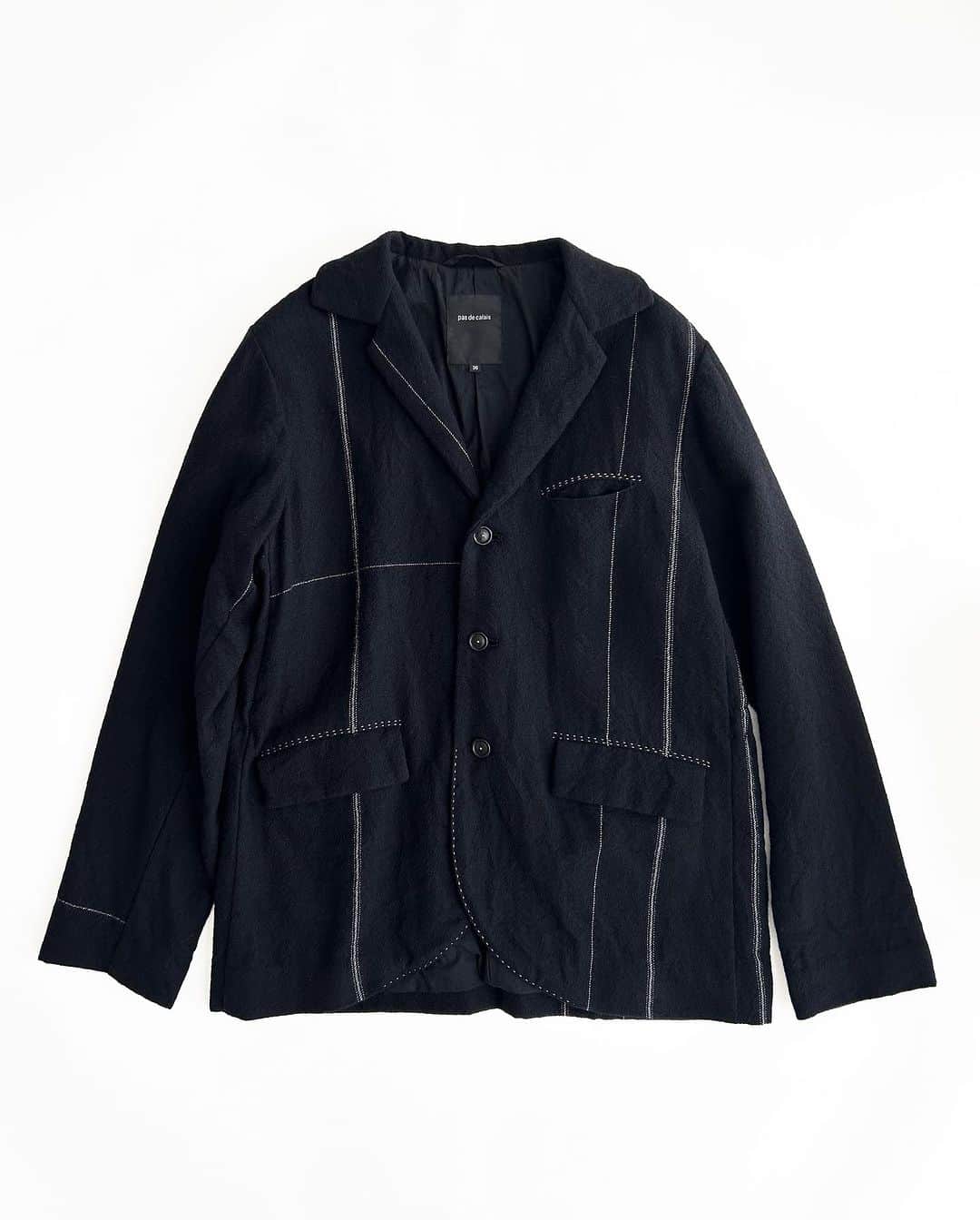 のインスタグラム：「•  pas de calais  Pencil line Check Jacket.  Coming soon!  コンパクトなテーラードジャケット。パドカレらしいステッチ使い。中裏のウエストの紐でシルエットの調整ができます。  •Jacket (No.3212) Black, Beige 53,900yen Wool100%  @pasdecalais_story   #pasdecalais  #pasdecalais_offical_jp  #パドカレ #jacket #wool #パドカレのジャケット #大人カジュアル」