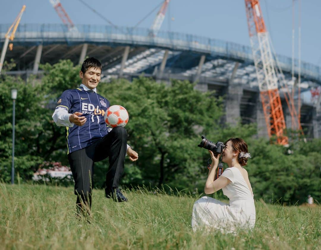 ラヴィ•ファクトリーさんのインスタグラム写真 - (ラヴィ•ファクトリーInstagram)「. 【写真で叶える結婚式】 . 10月9日は #スポーツの日  スポーツ好きなおふたり必見👀💞 お好きなスポーツをテーマにした 先輩カップルのお写真をご紹介📸  サッカーや、野球、ラグビーなど 好きなユニフォームや構図で おふたりらしいお写真を残してください⚽️  . —————— @laviefactoryをフォローして #laviefactory #ラヴィファクトリー のハッシュタグをつけて お写真を投稿してみてくださいね✳︎ . こちらの公式IG（@laviefactory） で取り上げさせていただきます✨ . 思わず笑顔になれるハートのある 「家族写真」はラヴィクルール* >>>@laviecouleur_official . #wedding #weddingphotography #photo #ハートのある写真 #instawedding #結婚写真 #ウェディング #ウェディングフォト #撮影指示書 #ロケーションフォト #前撮り #写真好きな人と繋がりたい #フォトウェディング #卒花 #後撮り #前撮り小物 #前撮りフォト #前撮りアイテム #ウェディング撮影 #撮影構図 #前撮りアイディア #撮影指示書 #スタジアム前撮り #ユニフォーム前撮り #洋装ロケフォト #野球婚 #球場前撮り」10月9日 17時45分 - laviefactory