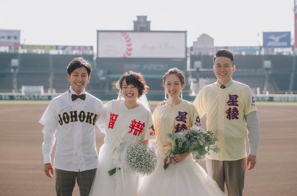 ラヴィ•ファクトリーさんのインスタグラム写真 - (ラヴィ•ファクトリーInstagram)「. 【写真で叶える結婚式】 . 10月9日は #スポーツの日  スポーツ好きなおふたり必見👀💞 お好きなスポーツをテーマにした 先輩カップルのお写真をご紹介📸  サッカーや、野球、ラグビーなど 好きなユニフォームや構図で おふたりらしいお写真を残してください⚽️  . —————— @laviefactoryをフォローして #laviefactory #ラヴィファクトリー のハッシュタグをつけて お写真を投稿してみてくださいね✳︎ . こちらの公式IG（@laviefactory） で取り上げさせていただきます✨ . 思わず笑顔になれるハートのある 「家族写真」はラヴィクルール* >>>@laviecouleur_official . #wedding #weddingphotography #photo #ハートのある写真 #instawedding #結婚写真 #ウェディング #ウェディングフォト #撮影指示書 #ロケーションフォト #前撮り #写真好きな人と繋がりたい #フォトウェディング #卒花 #後撮り #前撮り小物 #前撮りフォト #前撮りアイテム #ウェディング撮影 #撮影構図 #前撮りアイディア #撮影指示書 #スタジアム前撮り #ユニフォーム前撮り #洋装ロケフォト #野球婚 #球場前撮り」10月9日 17時45分 - laviefactory