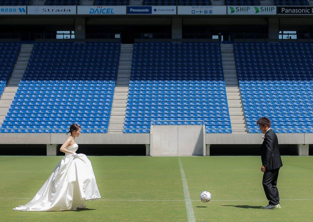 ラヴィ•ファクトリーさんのインスタグラム写真 - (ラヴィ•ファクトリーInstagram)「. 【写真で叶える結婚式】 . 10月9日は #スポーツの日  スポーツ好きなおふたり必見👀💞 お好きなスポーツをテーマにした 先輩カップルのお写真をご紹介📸  サッカーや、野球、ラグビーなど 好きなユニフォームや構図で おふたりらしいお写真を残してください⚽️  . —————— @laviefactoryをフォローして #laviefactory #ラヴィファクトリー のハッシュタグをつけて お写真を投稿してみてくださいね✳︎ . こちらの公式IG（@laviefactory） で取り上げさせていただきます✨ . 思わず笑顔になれるハートのある 「家族写真」はラヴィクルール* >>>@laviecouleur_official . #wedding #weddingphotography #photo #ハートのある写真 #instawedding #結婚写真 #ウェディング #ウェディングフォト #撮影指示書 #ロケーションフォト #前撮り #写真好きな人と繋がりたい #フォトウェディング #卒花 #後撮り #前撮り小物 #前撮りフォト #前撮りアイテム #ウェディング撮影 #撮影構図 #前撮りアイディア #撮影指示書 #スタジアム前撮り #ユニフォーム前撮り #洋装ロケフォト #野球婚 #球場前撮り」10月9日 17時45分 - laviefactory