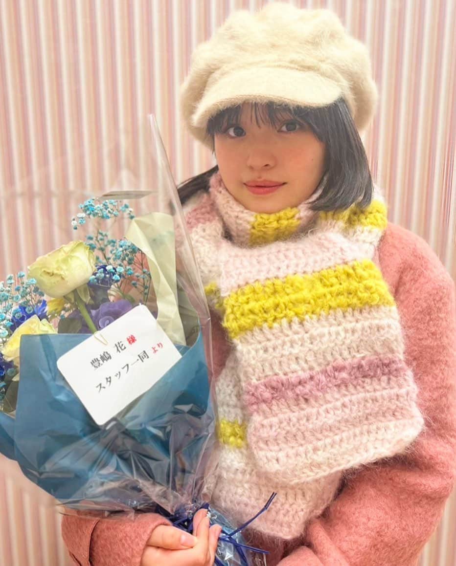 豊嶋花のインスタグラム：「キリンビバレッジさんの「おいしい免疫ケア」新CMが本日から放送されています！ もこもこで可愛いアウターやマフラーでおしゃれになりました！！💗  肌寒くなってくる時期ですが、みなさんもおいしく免疫ケアしてくださいね〜💫」