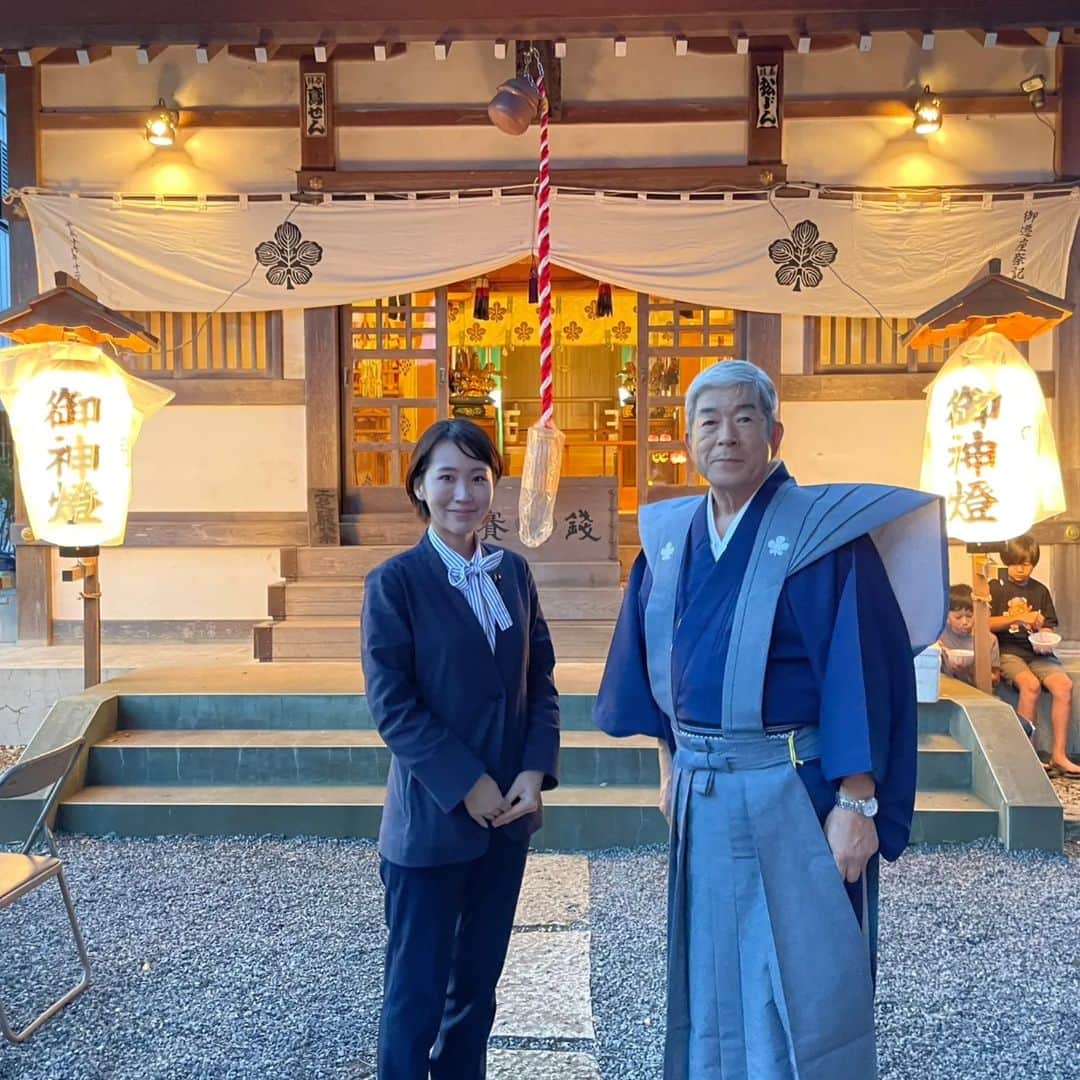 水野友貴のインスタグラム：「諏訪神社例大祭。 中里諏訪神社は天正4年（1576年）に創建、中里村の鎮守だったといわれております。例大祭では、演芸会が催され、今年は太鼓の披露もありました。 中里地区の皆様の交流の場として毎年盛大に挙行され、私も存分に楽しませていただきました。毎年、お招きいただいておりますこと、心より感謝申しあげます。  #諏訪神社 #中里諏訪神社」