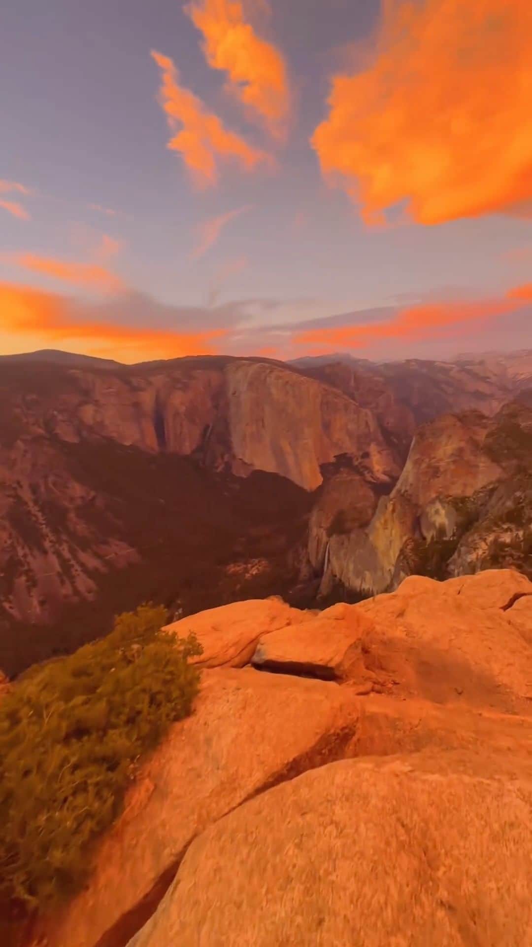 のインスタグラム：「Yosemite knows how to do cotton candy skies unlike anywhere else.   📍Crocker Point in Yosemite Valley  🎥 @theadventurerguy」