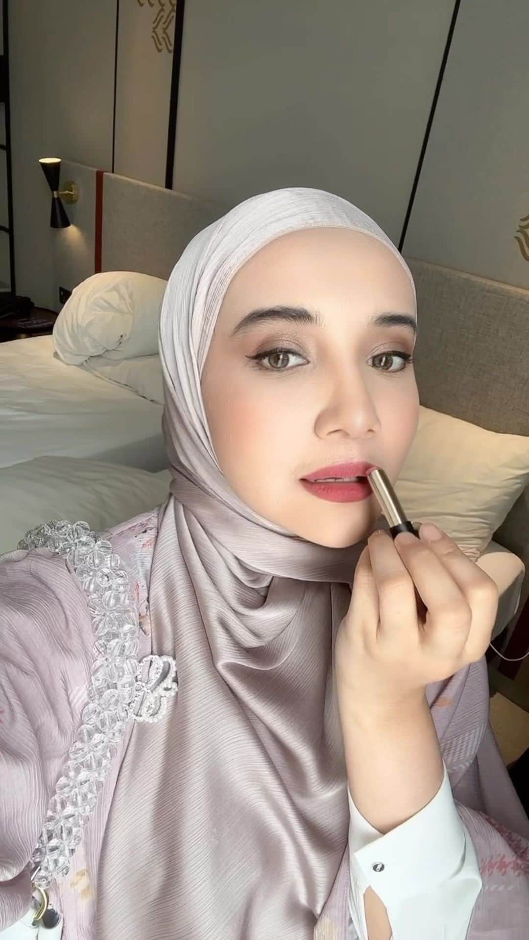 Zaskia Sungkarのインスタグラム：「See you soon Shisters kota Padang di Grand Launching @shibyshireen store Padang 😘 mami mamba jadi cw kue dulu tudey」