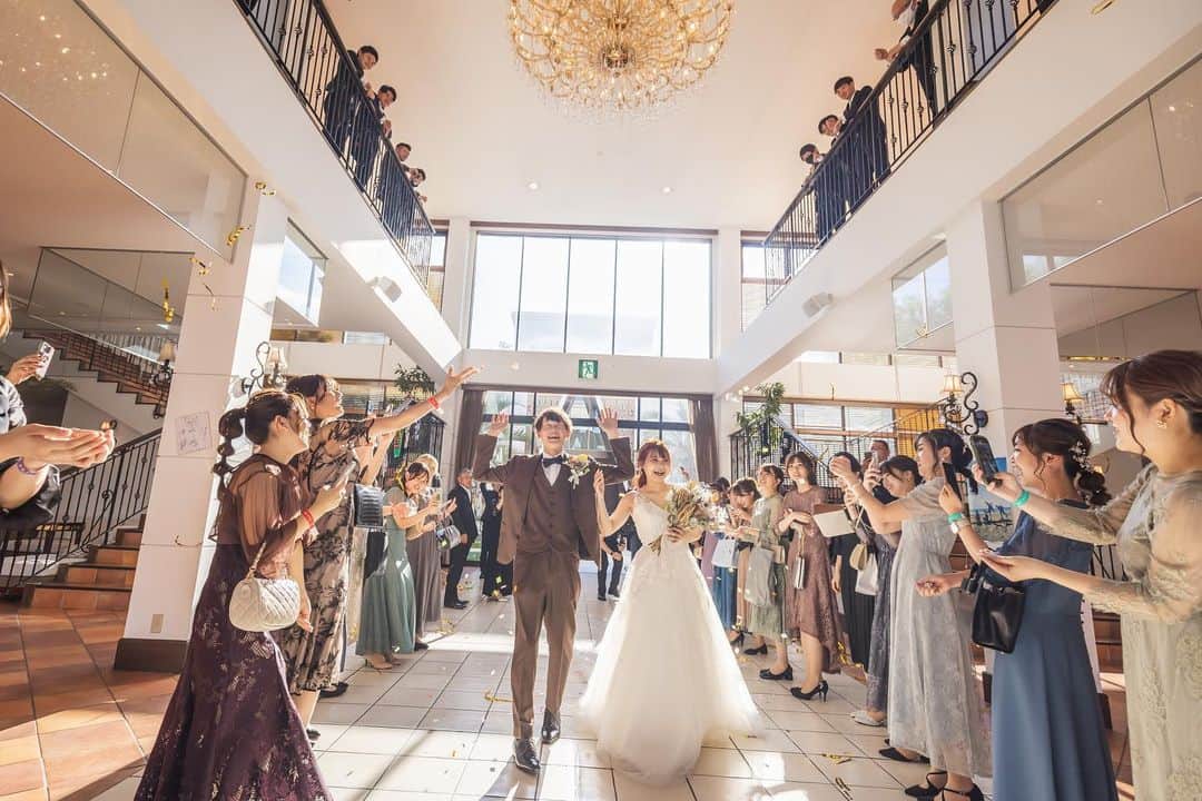ディアステージつくばフォレストテラスのインスタグラム：「アフターセレモニー💐 2階があるディアステージだからこそできるフラワーシャワーです✨  𓂃𓂃𓂃𓇼𓆉𓂃𓂃𓂃𓊝𓄹𓄺𓂃𓂃𓂃𓆉𓇼 𓂃𓂃𓂃 詳細はプロフィールからご覧いただけます！ @dearstage  _ #ディアステージつくばフォレストテラス #ディアステージ #ディアステージつくば #dearstage #dearswedding 𓂃𓂃𓂃𓇼𓆉𓂃𓂃𓂃𓊝𓄹𓄺𓂃𓂃𓂃𓆉𓇼 𓂃𓂃𓂃」