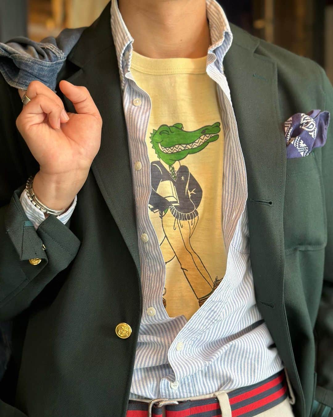 BEAMS+さんのインスタグラム写真 - (BEAMS+Instagram)「・ BEAMS PLUS RECOMMEND.  ＜John Gluckow POP UP STORE.＞  Lot JG-CS06 Preppie Alligator T.  Ivy League University T-shirt from the 1980s. Printed with an inverted polo shirt with an alligator logo and a humanoid embroidered on the left chest. The design mocks the preppy fads of the time. Try peeking through the shirt's inner lining.  -------------------------------------  1980年代のアイビーリーグ大学のTシャツ。ワニのロゴ入りポロシャツを反転させ、左胸には人型の刺繍を入れたプリント。当時のプレッピーな流行を嘲笑するデザイン。シャツのインナーからチラッと覗かせてみて下さい。  #beams #beamsplus #beamsplusharajuku  #harajuku #tokyo #mensfashion #mensstyle #stylepoln #menswear #johngluckow #warehousecompany」10月9日 12時39分 - beams_plus_harajuku