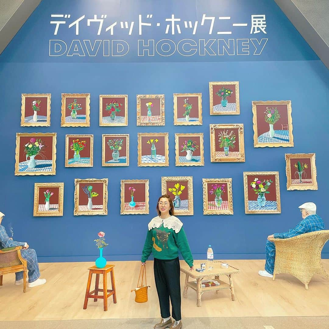 長井かおりさんのインスタグラム写真 - (長井かおりInstagram)「デイヴィッド、ホックニー展に🖼️ ⁡ 明るくポジティブな色彩に 終始ワクワクしながら鑑賞☺️ ⁡ 60年以上活躍する 86歳のホックニーさん🥹 コロナ化にiPadで描かれた全長90メートルの作品もあります。 ⁡ 小粋でチャーミングなおじいちゃん。 ずっとずっと自分を超えていく姿は、 学びでしかないっっ🫡 ⁡ ※東京都現代美術館にて11/5まで ⁡ ⁡ 美術館コーデは、 プレゼントでいただいた サビ猫🐈トレーナーに バブゥ襟👶をつけて♡  #デイヴィッドホックニー展 #美術館コーデ」10月9日 12時39分 - kaorimake