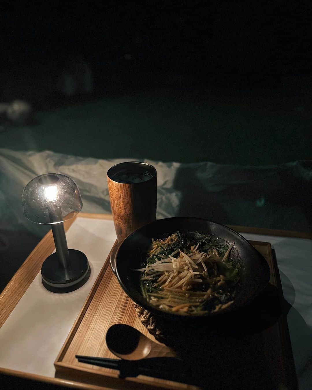忍舞のインスタグラム：「お天気良くて昼間おうちで簡易的なテントだしてBBQしてたら 気持ちよかったので 息子寝かしつけ後に1人キャンプww⛺️  小さなテントの中にテーブル置いて @zenb_japan のラーメンとハイボール🍺🍜と韓流ドラマ。  最高すぎてw🤣みんなにオススメだわ。 ゼンブラーメンなら罪悪感なしw  ちなみにこの日は豆乳坦々🤍 野菜たっぷりのせて ラー油たらして。  からのたりなくて ゼンブチップスに はちみつとピーナッツバター合わせたやつをたっぷり塗って🤪  そのままも美味しいけど 甘いの食べたかったから✨  ぜひ。 グルテンフリーでオリーブオイルと岩塩でシンプルに美味しいので 罪悪感のないおやつ探してる方はどーぞ❤️  #しのぶん飯 #おうちキャンプ #zenb #ゼンブ #ゼンブチップス #豆チップス #グルテンフリー #zenbmate #pr」