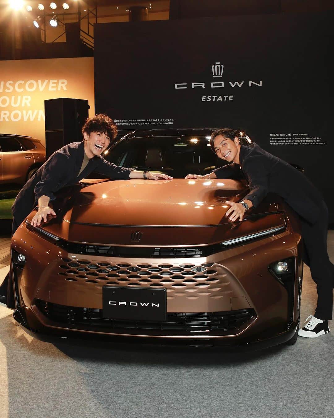 櫻井貴史さんのインスタグラム写真 - (櫻井貴史Instagram)「六本木ヒルズアリーナにて新しいクラウンの一夜限りのスペシャルイベント 「CROWN WARMING PARTY」に伺いました  クラウンを愛でる気持ちが溢れてしまうほどカッコイイ車にお友達になった友永さん @tomonaga_shinya とも楽しみました！  生まれ変わったクラウンは予想を遥かに超えて洗練され、かなりタイプなお顔立ちになっておりました！こちらのクラウンは海外でも販売されるとの事でとても楽しみですね  @toyota_jp  #PR #CROWN #CrownStylePark #多様性 #自分らしさ」10月9日 12時32分 - sakurai_takashi