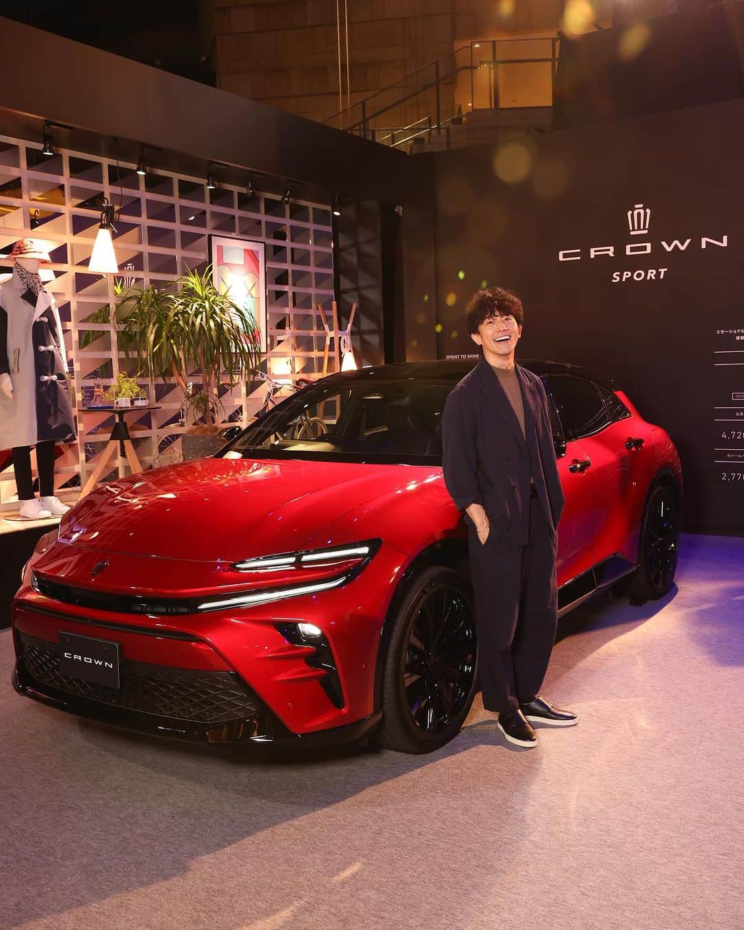 櫻井貴史さんのインスタグラム写真 - (櫻井貴史Instagram)「六本木ヒルズアリーナにて新しいクラウンの一夜限りのスペシャルイベント 「CROWN WARMING PARTY」に伺いました  クラウンを愛でる気持ちが溢れてしまうほどカッコイイ車にお友達になった友永さん @tomonaga_shinya とも楽しみました！  生まれ変わったクラウンは予想を遥かに超えて洗練され、かなりタイプなお顔立ちになっておりました！こちらのクラウンは海外でも販売されるとの事でとても楽しみですね  @toyota_jp  #PR #CROWN #CrownStylePark #多様性 #自分らしさ」10月9日 12時32分 - sakurai_takashi