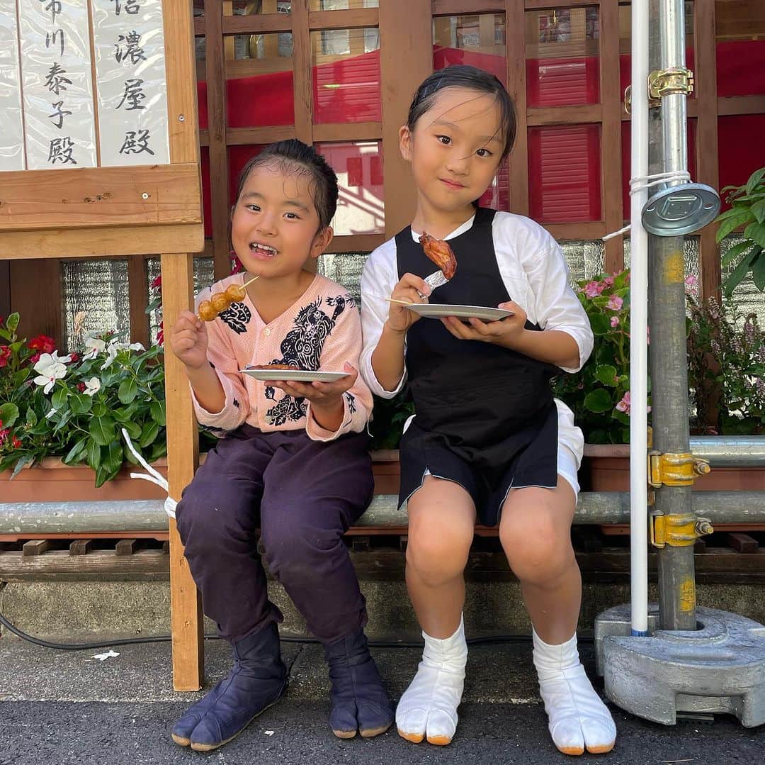秋定麻紀子さんのインスタグラム写真 - (秋定麻紀子Instagram)「2023 神輿 お疲れ様でした。  神輿がある環境で生まれ育った私達は、4年間ずっとこの日を待っていた。  担がないと、みんな老化が早くなる（笑） 来年も宜しくお願い致します。  #6歳 #小学1年生 #7歳女の子」10月9日 12時32分 - makiakisada