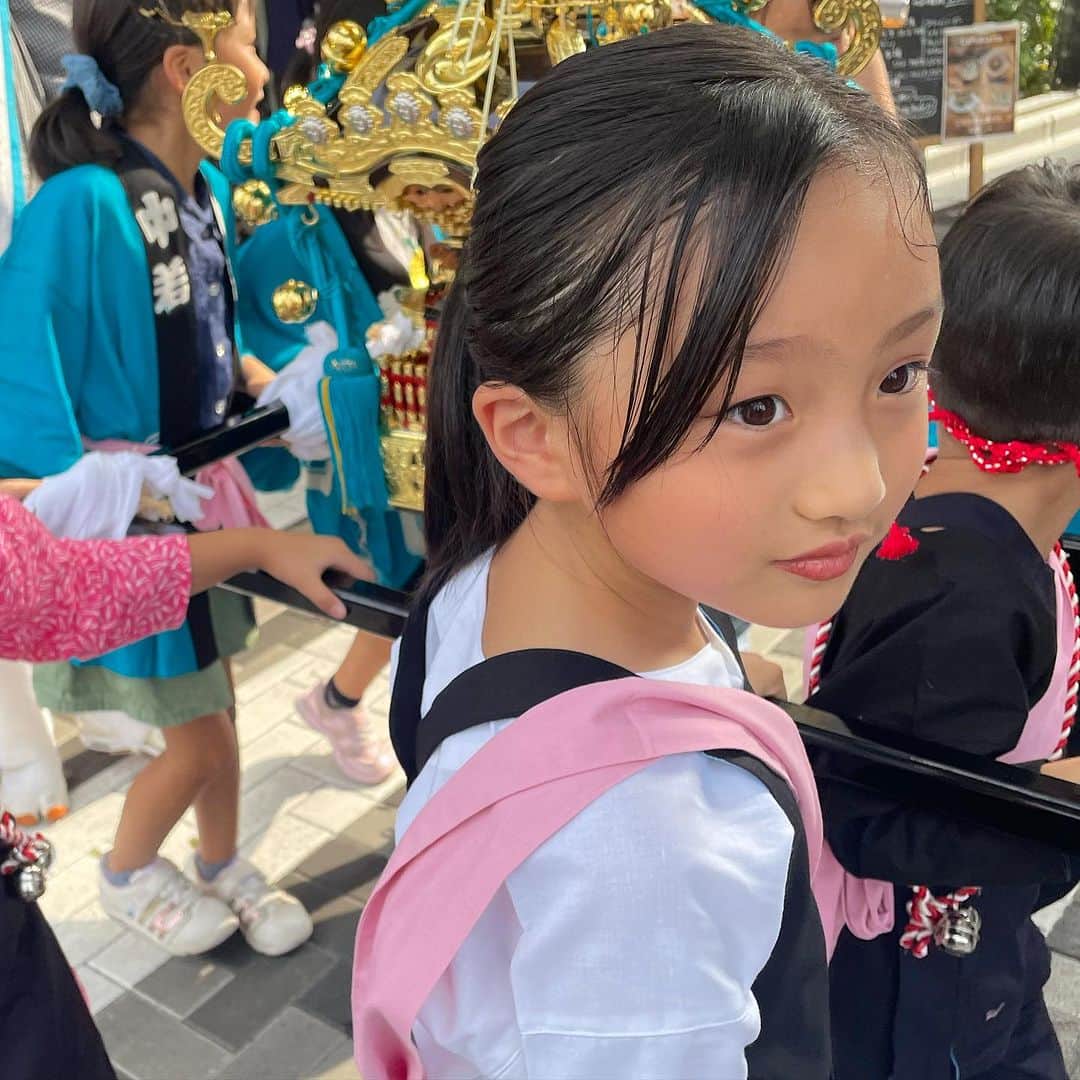 秋定麻紀子のインスタグラム：「2023 神輿 お疲れ様でした。  神輿がある環境で生まれ育った私達は、4年間ずっとこの日を待っていた。  担がないと、みんな老化が早くなる（笑） 来年も宜しくお願い致します。  #6歳 #小学1年生 #7歳女の子」