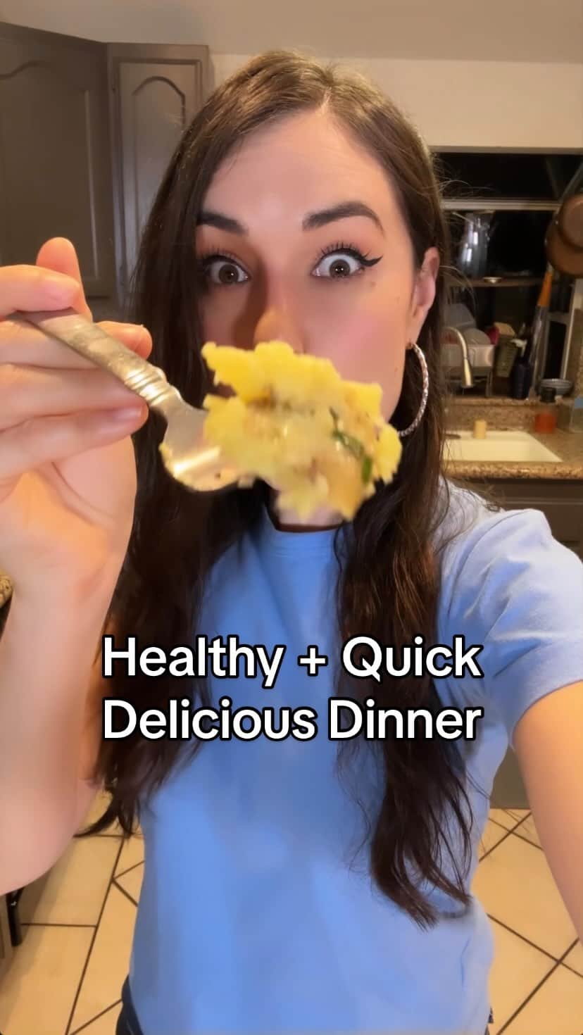 サーシャ・グレイのインスタグラム：「SOOO MANY PEOPLE Have been requesting healthy, quick, & delicious dinner ideas for my Secret Sauce episodes. Sad to say this didn’t get a lot of views on my YouTube, but if you want to see the entire video, you’ll still find it there. Stop overthinking your weeknight meals and plan ahead for the week. Learn to season properly and try new spices  or herbs that are outside of your comfort zone.  ‼️ Save to Make Later:  - Grilled Chicken breast (or tendies) - Zucchini sliced with a knife or cheese slicer. These get so carmelized while roasting, yum! - Baby potatoes (any color works) they boil quicker than regular sized potatoes and are delicious skin on, with olive oil, herbs and seasoning.  #healthyfood #dinnerideas #healthymeals」