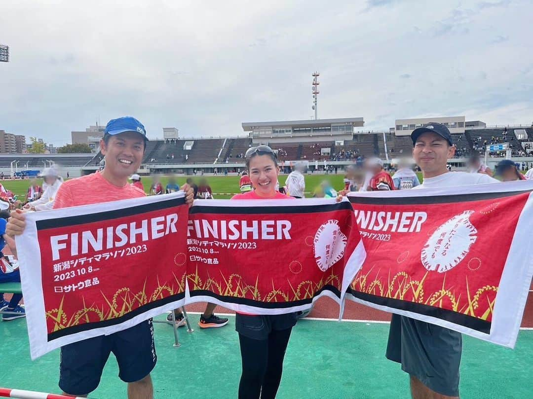 坂部友宏のインスタグラム：「マラソン仲間😀  BSN三浦萌アナウンサーは 42.195kmマラソンリポートをコンプリート！恐れ入る YouTubeで見られます！  BSNラジオの坂井沖ディレクターは 今朝も「近藤丈靖の独占！ごきげんアワー」(朝9:00〜)に携わるタフさ！ 一緒に出ようと夏前に決め 最初の10kmくらいは一緒に走ってました  みな完走！ そして それぞれに新しい目標が芽生えているらしい🏃‍♀️  #BSN #三浦萌 #坂部友宏 #新潟シティマラソン  スタッフのみなさま ボランティアの方々 沿道のみなさま 本当にありがとうございました！  完走に至らなかった方 それは一つの大切な決断だったり マラソンの神様の意向だったりすると思います！ リスペクトです！」