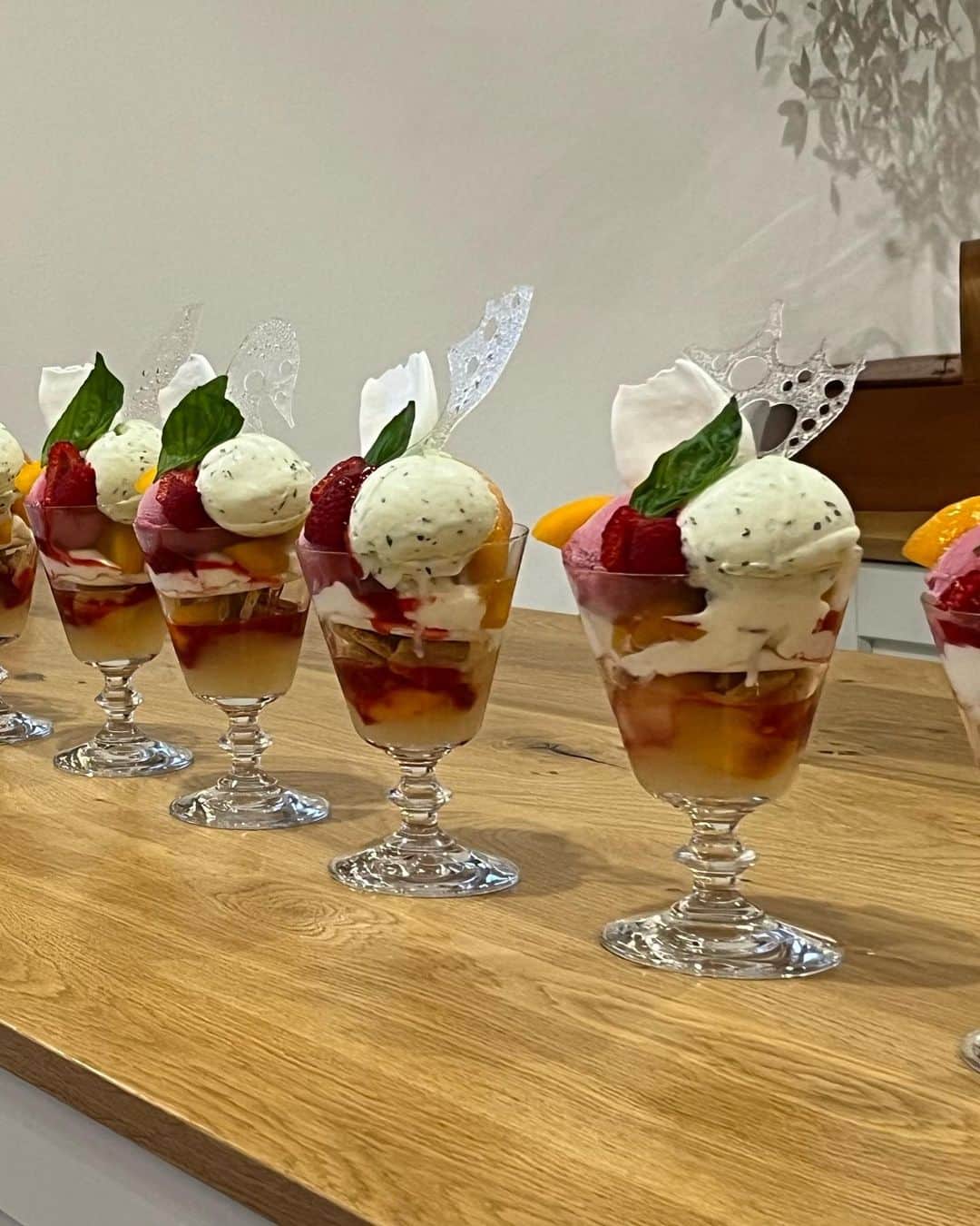 のインスタグラム：「ちょいと前に行った 京都のパフェ屋さん 作る作業がライブのように見ることができるの。パフェを食べることがこんなに楽しくてテンション上がるものだとは思わなかったざます。😋  桃の時期は過ぎちゃったけど、やっとアップできました😜  #パフェ  #シェリーメゾンドパフェ  #デセールパフェ  #京都うまいもの巡り」
