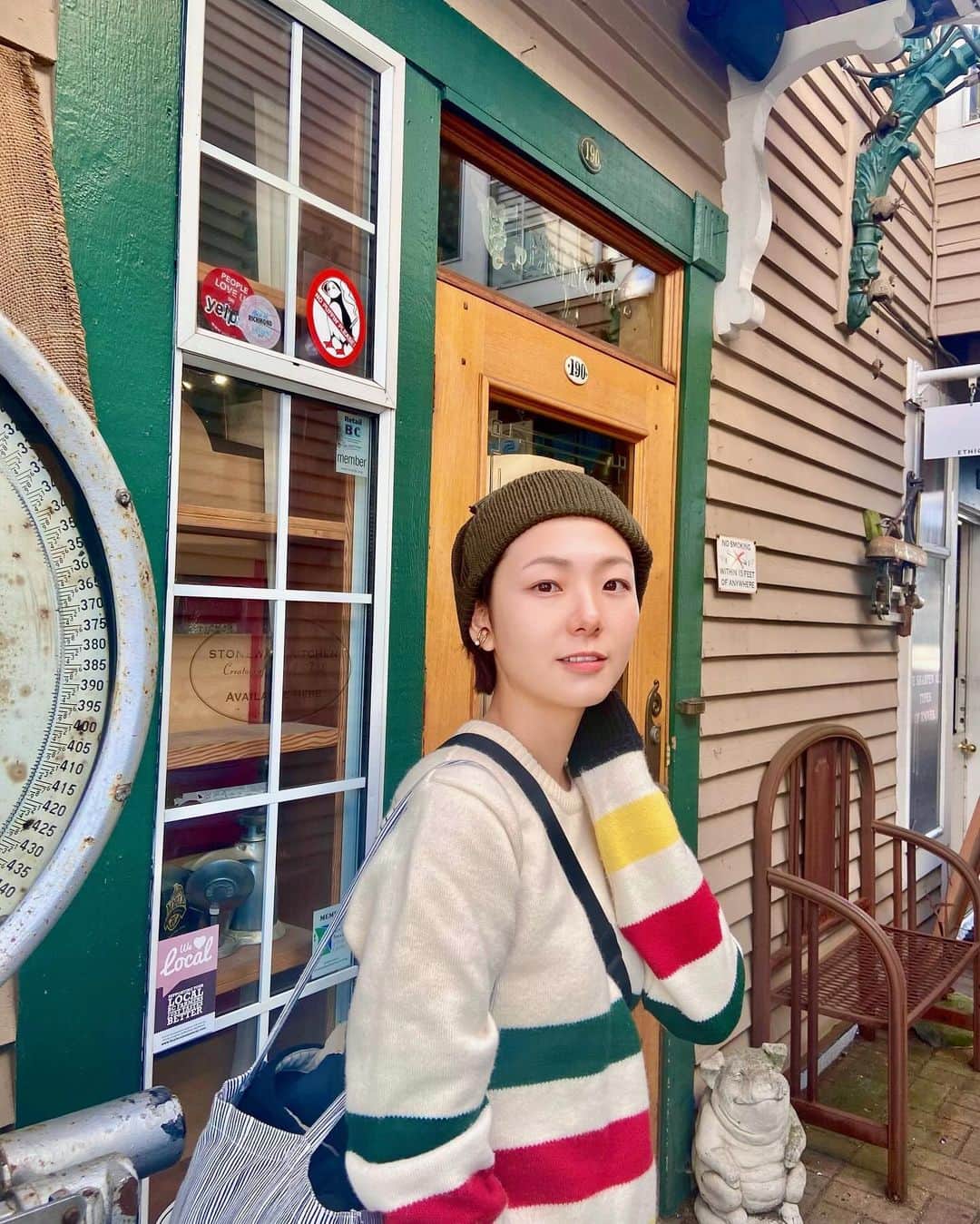 のインスタグラム：「今日は港町を散歩⚓️  えびとサーモンがたくさん並んでいました🐟」