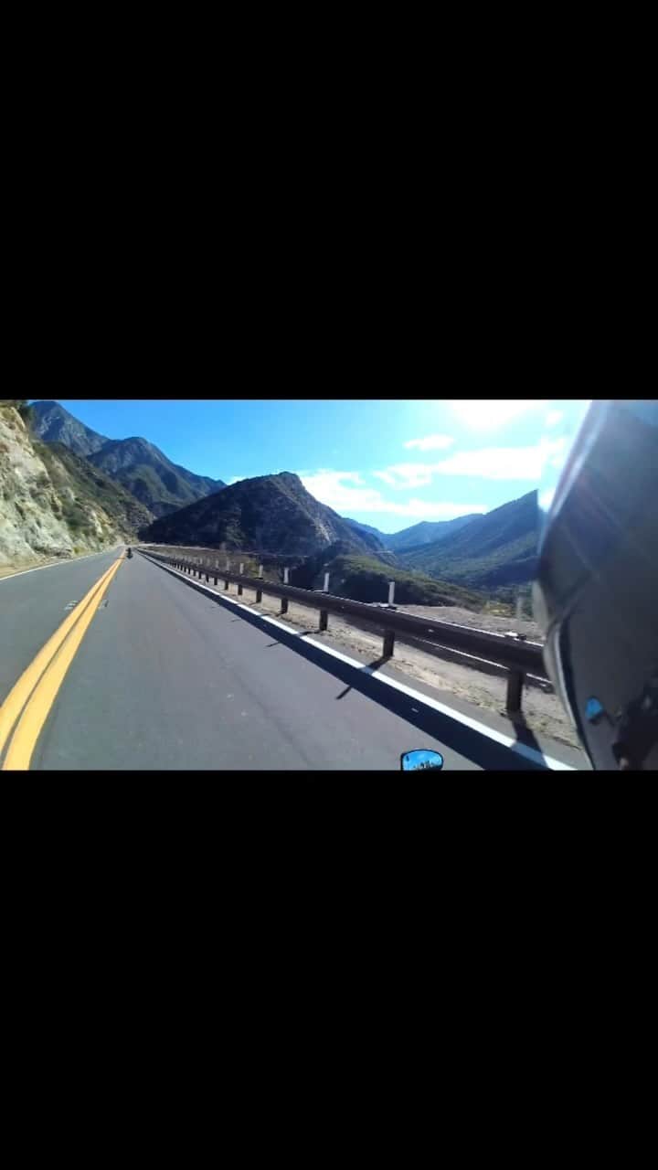 のインスタグラム：「Un poquito del ride de hoy. Gracias @thatmotogal for leading the way to an incredible journey 🙌🏽😎🏍️. Video captured with the @senabluetooth」
