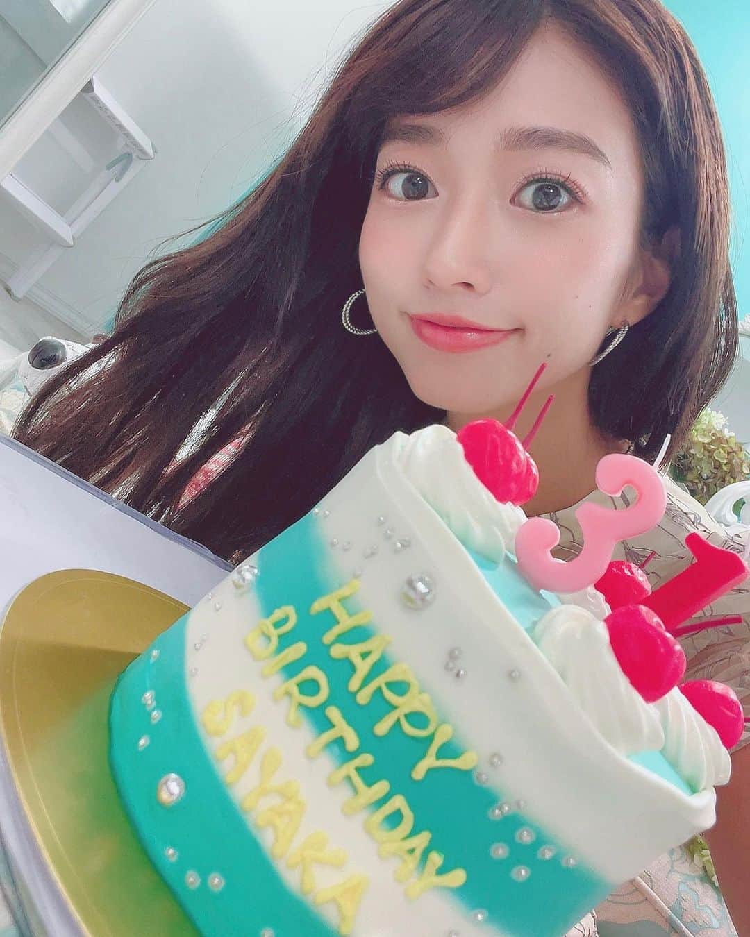 大貫彩香のインスタグラム：「birthday party ありがとうございました💐  昼間は撮影会、夜はパーティー🥂 飲み物片手にクイズ(さっちょ王への道)、ビンゴ、みんなからの質問コーナー、さっちょからの質問コーナーとわいわいお喋り！サプライズでケーキと花束をいただきました🎂😭💐🩵 好きな色聞かれたのこれかー！！！！ 青いケーキと青いお花探してくれたのかな？🥹嬉しいです🤍🩵💙  席ごとの特典の生写真はサインと、 10月のハロウィンの落書きを🎃👻⸝⋆︎* 1枚いちまい描いたの♪ お土産に楽しんでくれると嬉しい〜✌︎  クイズとビンゴ盛り上がって良かった😆 参加者の皆さん、素敵な笑顔をありがとうございます☺️✨ プレゼントもありがとうございます！！ 開催までの、スケジュールカツカツだったけど開催して良かった😂😭♡ 1日通して色んな人に会えた😆✨✨ ご協力いただいたスタッフの皆さんありがとうございました🙇🏻‍♀️🌸  急過ぎて参加出来なかった人続出だったと思う！ごめんね！ でも、たっっくさん既にしているもの含めて、嬉しいお知らせと発売日記念イベント、撮影会、ポップアップ、ラウンドガール、レースクイーン、ラジオと続きますし、出演もあって、頑張って参りますので、好きなものに参加して楽しんでください✨  お気持ちありがとうございます🥰🙇🏻‍♀️  これからも応援よろしくお願いします🌸」