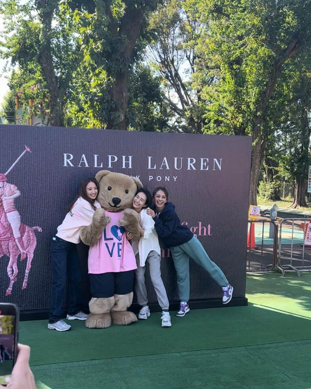 鹿沼憂妃のインスタグラム：「pinkponywalk🐎🩷 ラルフローレン ×光文社 「#自分をもっと抱きしめよう」 乳がん検診啓発キャンペーンのイベント🎗️  参加してくださった皆様、 ジリジリと暑い中（ほんとに暑かったよね笑） トークショーにもお集まりいただき ありがとうございました🥰  みんなで明治神宮外苑周辺を歩いて いっぱい笑って、動いて 健康的で最高な1日でした！🌼  @ina_tomo  @mariakamiyama  @sasagawayuri  普段なかなか撮影でお会いすることはできない みなさまとご一緒できたのも嬉しかったです🫶🏻❤️ ありがとうございました‼︎🩷  発売中の @classy_mag_insta にて 乳がんをテーマにした特集もあるので そちらもぜひチェックしてみてくださいね🪽 . #pinkponywalk #ralphlauren #自分をもっと抱きしめよう」