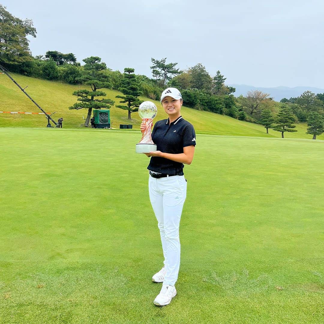 森田遥のインスタグラム：「やっと、2勝目を挙げる事ができました！🏆 . . スポンサー様をはじめ、私以上に信じて下さった方々に恵まれて、幸せな気持ちです😊 本当にありがとうございます。 . . 最終日は小雨と気温が低い中でも関わらず、最後まで見届けてくださりありがとうございました😭 . . 残り試合僅かですが、大事に、精一杯頑張ります💪 また会場でお会いしましょう！ . . @shinei_holdings  @kose_official  @adidasgolf  @adidastokyo  @eyevol_official  @radi_cool_japan」
