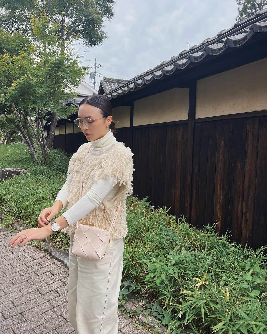 里見茜さんのインスタグラム写真 - (里見茜Instagram)「三連休は長野にあるじぃじ達の別荘へお邪魔しに🌿 標高が高く空気も澄んでいて、部屋には暖炉があって窓を開ければ森林が広がってて🪵  死ぬほど落ち着く←空間にとにかく癒された。  なんでこんなに自然が好きなんだろうか、心がホッとするんだなー。 　 ただぼーっとしてるだけで幸せって思う。笑  この格好ちょっと暑いかなとか思ったけど逆に長野では寒い方だった🤣🤍  #タートルネックデビューしました #長野県#三連休#ゆっくり時間  #coordination#fashion #outfit」10月9日 12時46分 - satomiakane