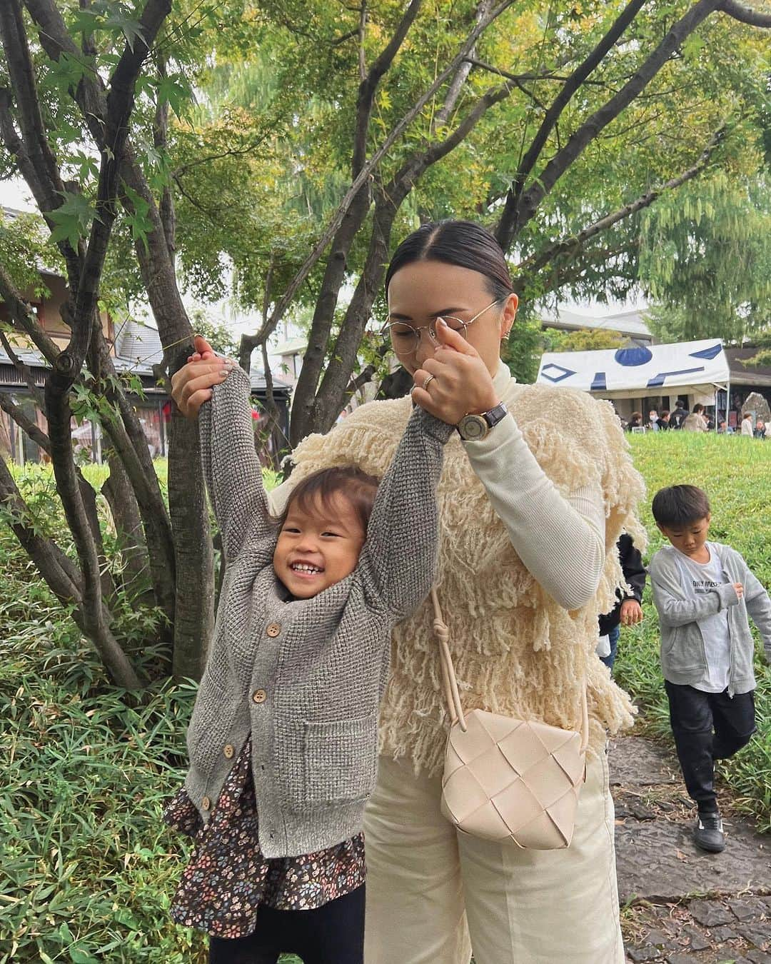 里見茜さんのインスタグラム写真 - (里見茜Instagram)「三連休は長野にあるじぃじ達の別荘へお邪魔しに🌿 標高が高く空気も澄んでいて、部屋には暖炉があって窓を開ければ森林が広がってて🪵  死ぬほど落ち着く←空間にとにかく癒された。  なんでこんなに自然が好きなんだろうか、心がホッとするんだなー。 　 ただぼーっとしてるだけで幸せって思う。笑  この格好ちょっと暑いかなとか思ったけど逆に長野では寒い方だった🤣🤍  #タートルネックデビューしました #長野県#三連休#ゆっくり時間  #coordination#fashion #outfit」10月9日 12時46分 - satomiakane