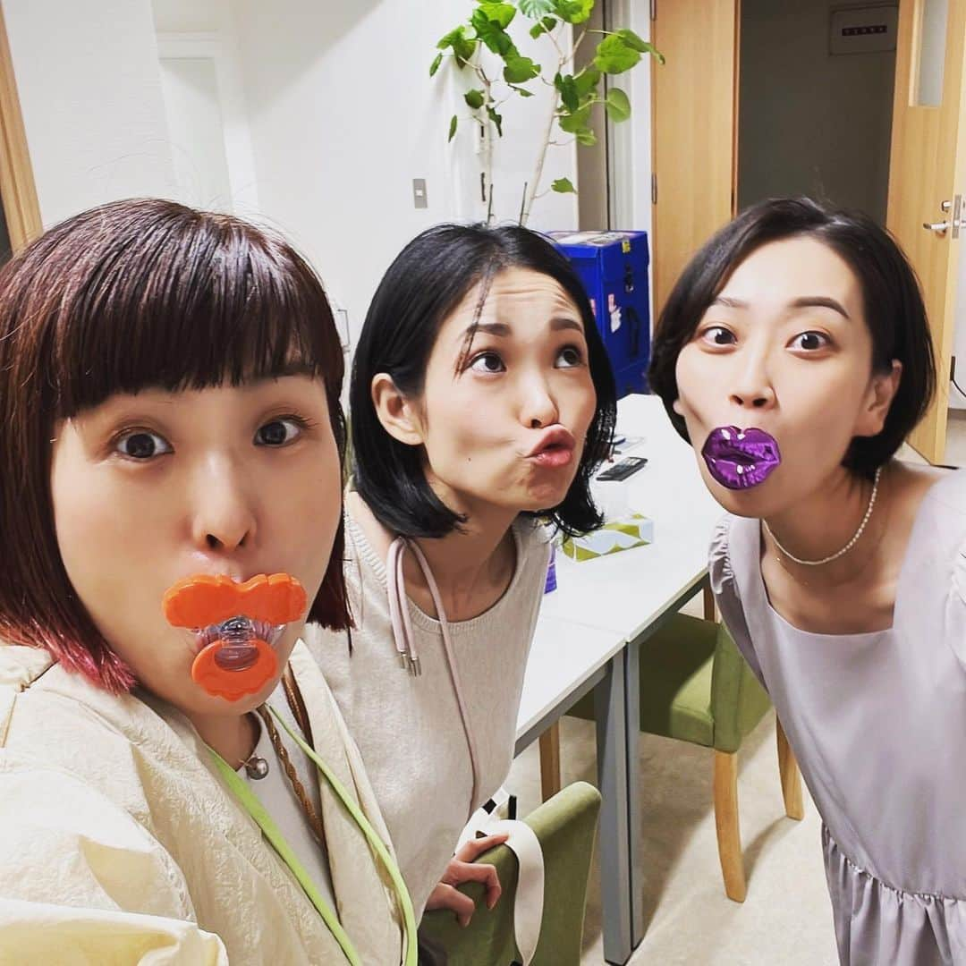 加藤沙知さんのインスタグラム写真 - (加藤沙知Instagram)「先日Check!でご紹介した 🍬あめちゃん🍬 (↑表現あってます？笑)  面白い飴ちゃんがあるんですね〜🤭笑  控え室にて、中西さんにお裾分けを頂きまして💋  某ゆめちゃんからは『さちさん、違和感ないですねー🤣笑』とお墨付きを頂きました😂👍  どうでしょう？笑  みんなで撮った写真は、 インスタに投稿されるかな？😊  #あめ#あめちゃん#candy #ハロウィングッズらしい👻  ⚠️今日のCheck!は、放送時間が変わっています⚠️ 県内情報は16:50〜17:20  県内ニュースは 17:45 〜18:25 です！」10月9日 12時47分 - mrt.kato