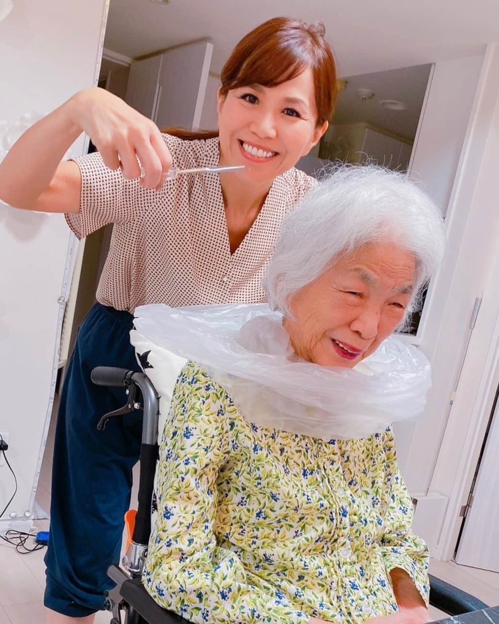 重太みゆきのインスタグラム：「毎月恒例の母のヘアカット💇‍♀️どんどん腕があがり、今やセミプロ並になりましたーーー✂️ 88年前はオムツ替えを、80年前までは私がカットしてもらっていたのに、今は私が母を。 人生って、本当によく出来ているな〜って思います。  #おばあちゃん  #お母さんありがとう  #美有姫 #重田みゆき」