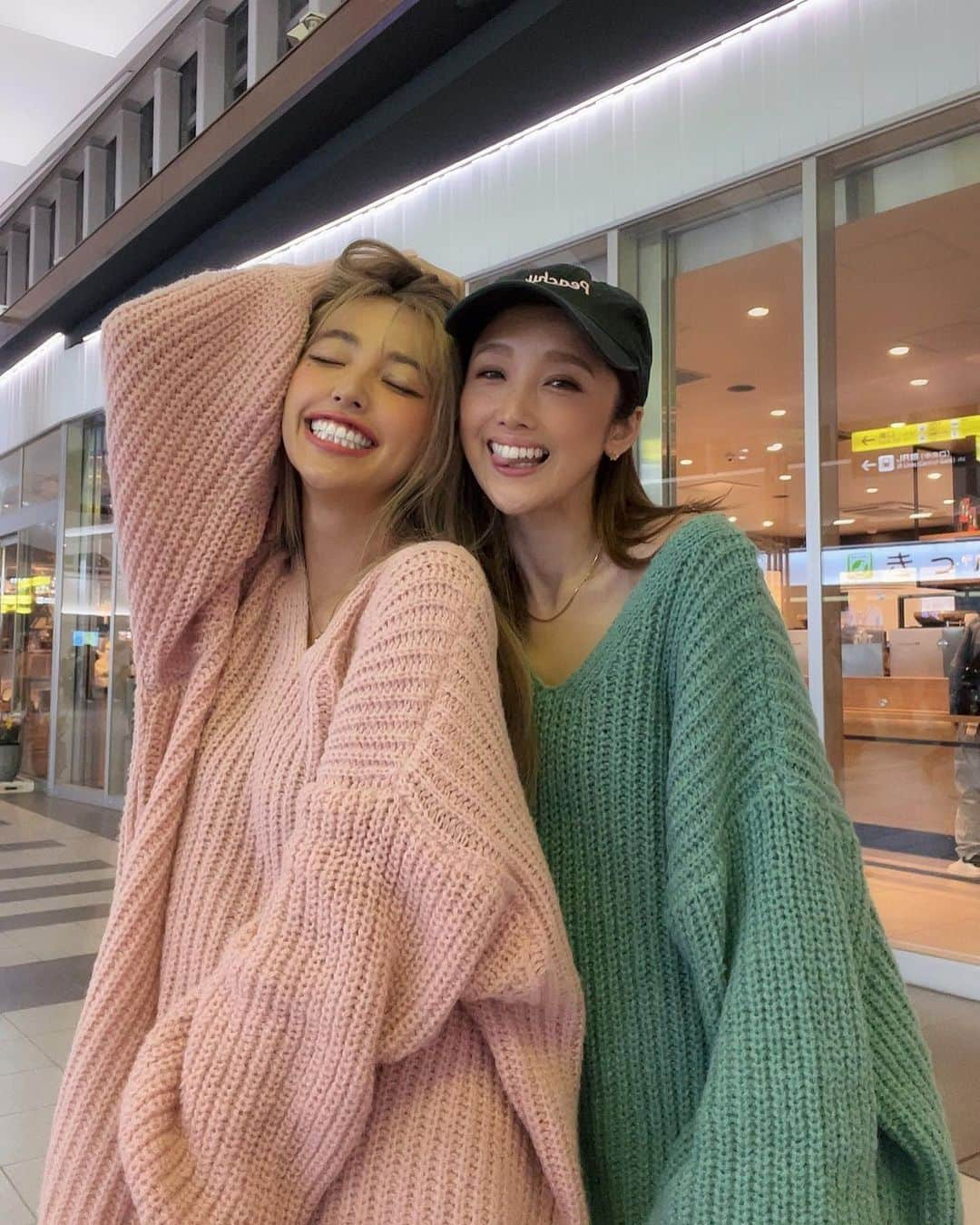 マイコ さんのインスタグラム写真 - (マイコ Instagram)「* @anapmimpi_official のニット🧶 ユミが撮影で着てたのが可愛くって 一目惚れしてお揃いに🤭🩷💚  ゆったりしたサイズ感に長めの袖と ざっくりした胸元が デコルテを綺麗に見せてくれるし ガーリーにもボーイッシュにも仕上げてくれて めっちゃ気に入ってる😍 寒くなってきたからたくさん着よっと💓 ・ ・ ・ ・ #pr#anapmimpi#アナップミンピ#juliet」10月9日 12時50分 - maicorori