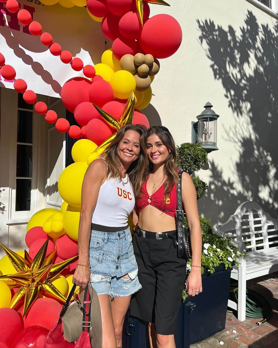 ブルック・バークさんのインスタグラム写真 - (ブルック・バークInstagram)「Weekend photo dump. Family, football & #toomuchfun @uscedu  so proud of you @sierraskyfisher 💛❤️parents weekend 🥱🏈 then the #beerbong happened 🫣」10月9日 12時51分 - brookeburke