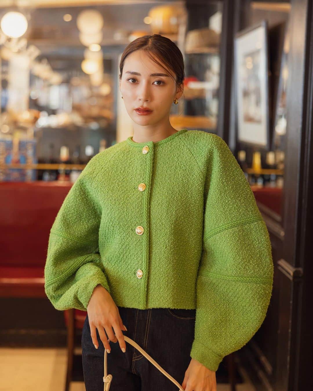 のインスタグラム：「𝐀𝐌𝐁𝐈𝐄𝐍𝐓 × 𝐊𝐄𝐈𝐂𝐀 𝐍𝐀𝐊𝐀𝐒𝐇𝐈𝐌𝐀 𝟤𝟢𝟤𝟥 𝖠/𝖶 𝖲𝖯𝖤𝖢𝖨𝖠𝖫 𝖢𝖮𝖫𝖫𝖠𝖡𝖮𝖱𝖠𝖳𝖨𝖮𝖭 𝖵𝖮𝖫.𝟤  #ツイードジャケット <Off white, Green, Navy> 【10/13(FRI)20:00-】  品よくチャーミングに着映えるツイードジャケット。  ややハリを持たせた単色のツイード生地に、クラシカルな金ボタンがきらり。  袖には同色のパイピングを施し、さり気ないアクセントを加えました。  丸みのあるボリューム袖に、コンパクトな着丈がバランス良く、愛らしいシルエットを叶えます。  💡コラボ第二弾アイテムを詳しくご紹介した特集ページはサイトTOPページよりご覧頂けます。 ＿＿＿＿＿＿＿＿＿＿＿ ✔︎ @ambient_styling #AMBIENT #ambient_official #ambientstyle #アンビエント #23aw #コラボ #中島ケイカ」