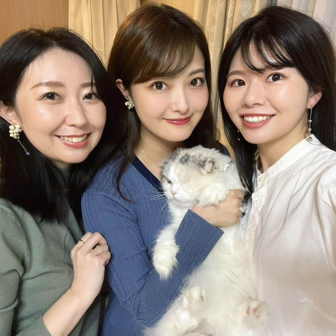 遠野愛さんのインスタグラム写真 - (遠野愛Instagram)「趣味探し① しおりお姉さまとあんちゃんとハンドメイド部🪡  ランチしてからわいわい材料買ってお家でひたすらアクセサリーをつくった休日💍楽し〜！！ 黙々とビーズ編んだりパーツくっつけたり 細かい作業意外と好きなので没頭できました！  初めてにしては上手じゃないですか？🥰笑 小さい頃から服作ったりビーズでキーホルダー作ったり大好きだったのでこれは趣味有力候補♡  社会人になってから趣味といえる趣味がなくて 友達との予定がない日は 猫と遊んだり映画見たりゴロゴロゲームしたりネットサーフィンしたり、、、 それも楽しいけど没頭できるものを探してるのです なにかおすすめあったら教えて下さい🫶  #ハンドメイド #イヤリング #手作りアクセサリー #趣味探し」10月9日 12時54分 - ai.tono_fbs