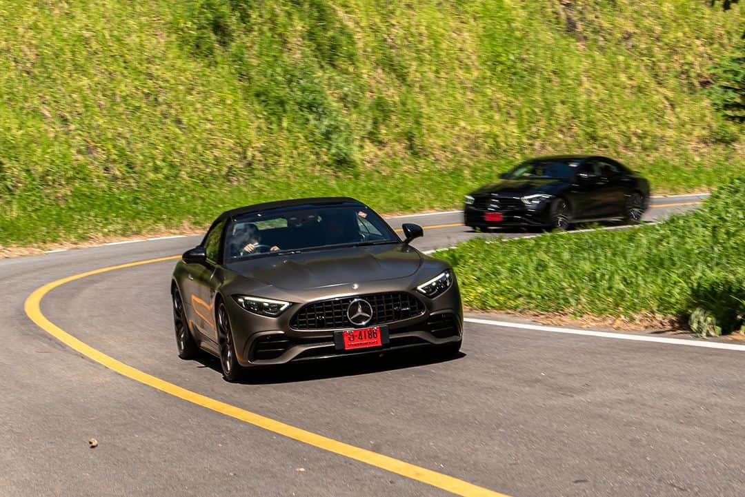 Mercedes-Benz Thailandのインスタグラム：「เร็ว แรง แซงทุกโค้งได้อย่างเร้าใจไปกับ Mercedes-AMG SL 43 ด้วยเครื่องยนต์ One Man, One Engine ประกอบเครื่องยนต์คุณภาพสูงด้วยช่างฝีมือเพียงคนเดียว ซึ่งเป็นเอกลักษณ์เฉพาะของ Mercedes-AMG เท่านั้น! ที่มอบสมรรถนะการขับขี่ระดับสูง และมาพร้อมความสะดวกสบายภายในกับเทคโนโลยีสุดล้ำระบบแสดงข้อมูลการขับขี่แบบ AMG Track Pace และ MBUX augmented reality สำหรับแผนที่นำทางให้คุณเดินทางได้อย่างสะดวกสบาย  *อุปกรณ์บางส่วนในภาพอาจแตกต่างจากที่จำหน่ายจริง โปรดตรวจสอบรายการอุปกรณ์ของรถยนต์แต่ละรุ่นที่ผู้จำหน่ายฯ อย่างเป็นทางการทั่วประเทศ​​  #AMGMonday #AMG #SL #MercedesAMG #MercedesBenzThailand」