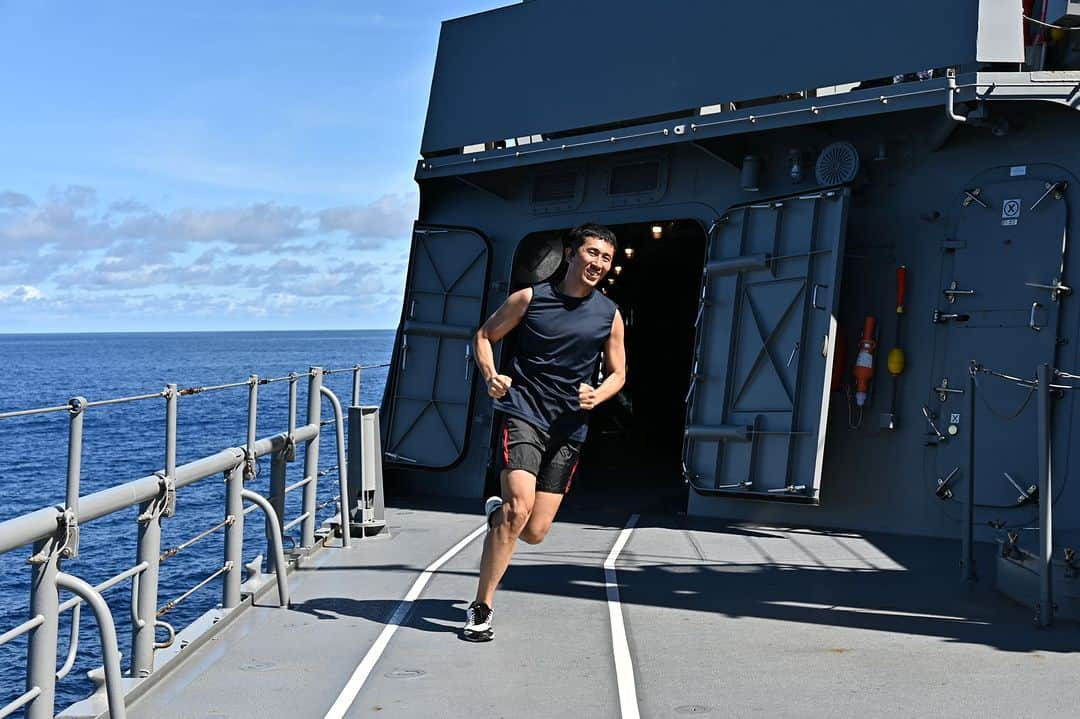 海上自衛隊さんのインスタグラム写真 - (海上自衛隊Instagram)「過ごしやすくなってきましたね！ 今日は #スポーツの日💪 屋内・屋外で身体を動かしてみてはいかがでしょうか🏃  #ファインダー越しの世界 #艦上体育 #日課体育 #体育 #筋トレ #ランニング #体力練成 #海上自衛隊 #JMSDF」10月9日 13時00分 - jmsdf_pr