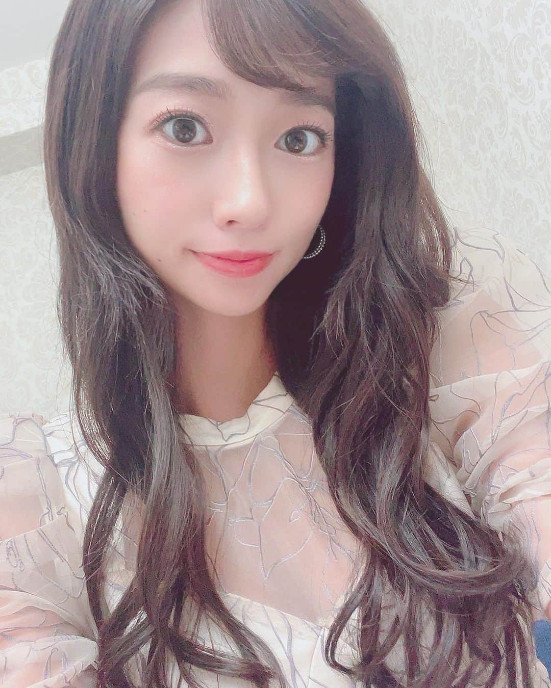 大貫彩香のインスタグラム：「ワンピースはスナイデル 久しぶりに自メイク頑張った！  まつ毛ぴんぴん！と 黒髪に似合うように🥸」