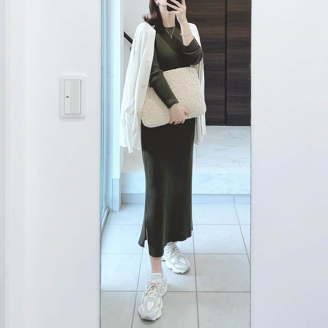 のインスタグラム：「* ストレートシルエットの ハイゲージニットワンピース🧶 シルエットがキレすぎる🤩 柔らかいリブニット素材で着心地も🙆🏻‍♀️ 体のラインは多少出るかなー🙄 でもその分上品に着られる🥰  このワンピース、シルエットが選べる3タイプあって 私はストレートにしたのですが タイトとフレアシルエットもありました♡ あと、カラーも６色あってどれも秋にぴったりな 可愛いカラーでした🍂♥︎ ストーリーにリンク貼っておきます👍🏻 * one-piece #kobelettuce @kobe_lettuce  cardigan #spicandspan sneaker #newbalance bag #hm * #PR#男の子ママ#ママコーデ#ootd#style#outfit#coordinate#simple#fashion#instafashion#神戸レタス#レタジョ #[ 岡部あゆみさんコラボ ]選べる3タイプ リブニットロングスリーブワンピース」