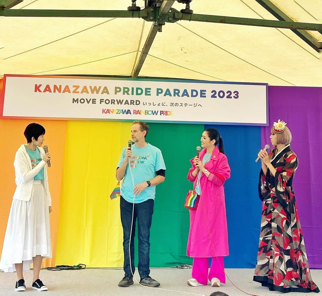 アンミカさんのインスタグラム写真 - (アンミカInstagram)「金沢レインボープライド🌈　@kanazawa_rainbow_pride 、今からパレードを夫婦で歩きます🚶🚶‍♂️🚶‍♀️  人は幸せになるために生まれてきた🩷 だから、みんな幸せになる権利が平等にある🌈🩷  地球メイト🌏🌈で、みんなを尊重しあって、笑顔でありのままで人生を心がスキップで歩めるように願います✨  加賀藩御用達390年の歴史を誇る和菓子屋さんの森八の19代若女将の中宮千里さんから頂いた、レインボー🌈と鶯色の和菓子、美しくて美味しかった〜😍  皆様、互いを理解はできなくても、尊重はできます✨  HLLSPD🩷💙🩵💚💛🧡❤️」10月9日 13時03分 - ahnmikaofficial