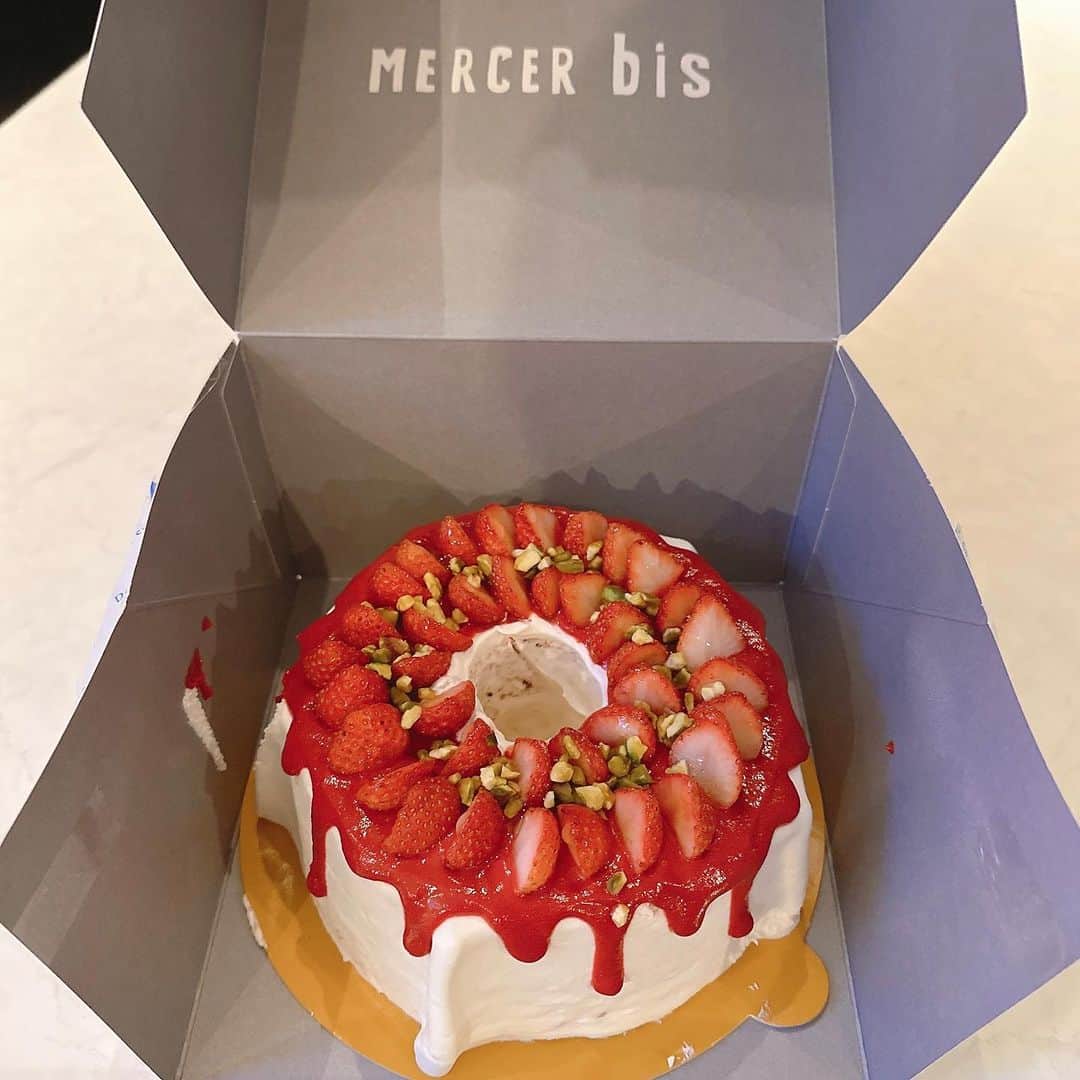 堀田祐美子のインスタグラム：「MERCER bis  シフォンケーキ  箱を開けたら可愛い〜と声が出た！  カットしたらピンクのシフォンケーキにも感動！  ふわもちな生地に生クリームと甘酸っぱいストロベリーソースがベストマッチでめちゃくちゃ美味しかった。  お土産に喜ばれるの間違いない！！  生キャラメルも気になる…  @mercer_bis   @mercer__bis   @yumiko_hotta  @t_hearts2020  #堀田祐美子 #yumikohotta  #prowrestling  #プロレス #womansprowrestling  #女子プロレス  #hearts82 #thearts  #マーサービス #シフォンケーキ」
