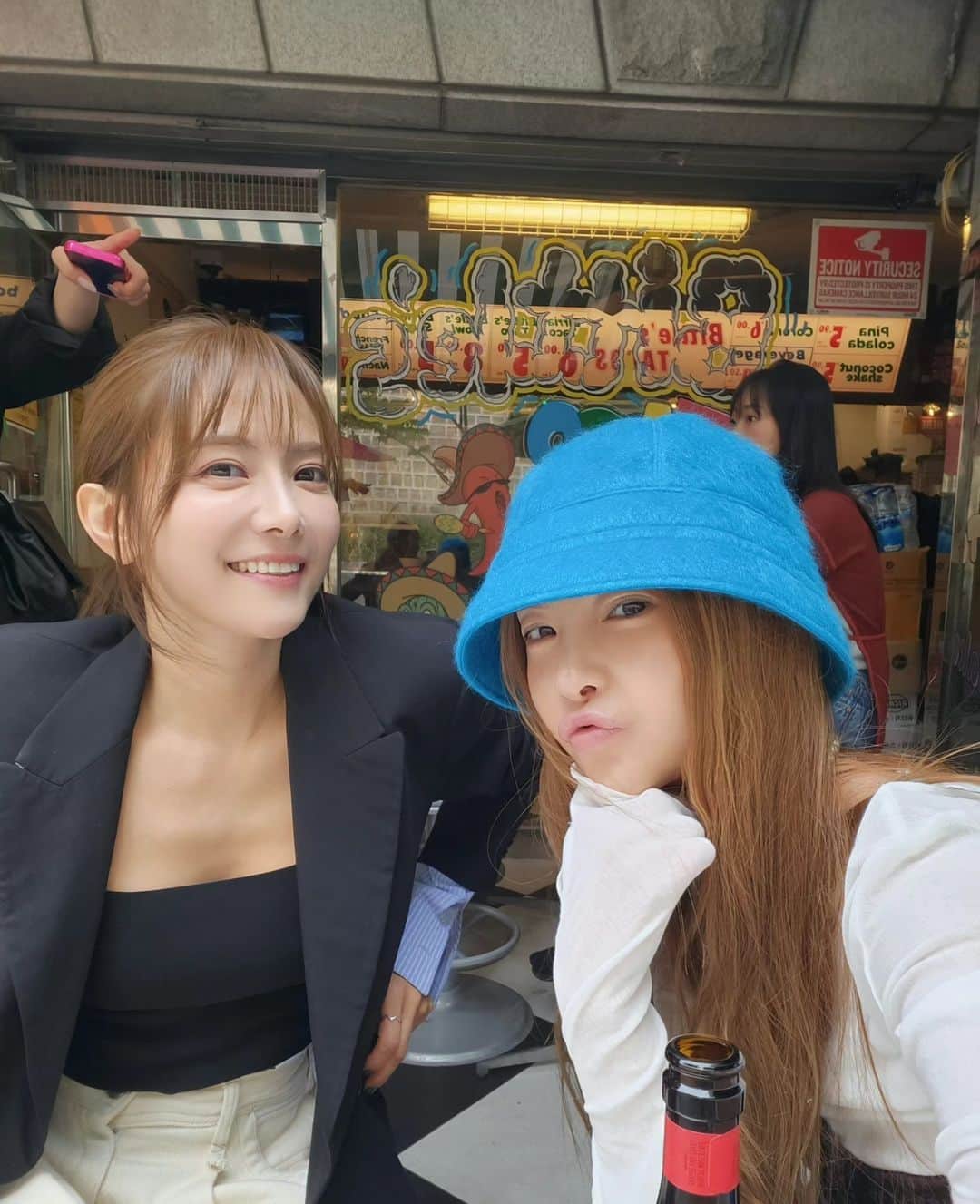 ユ・ハナのインスタグラム：「처음 가본 종로이야기  1 : 진짜 둘이서 사진안찍는 귀한 투샷  (타코집 줄서서 들어옴) 2 : 계산하는 사람의 뒷모습은 아름답..⚘️ (내가 젤 좋아하는 맥주를 파는곳이라니!) 3 : 여기 핫한 타코집임  (장소는 다음피드에)  4 : 올해들어 제일 진지한 모습  (익선동 어느 타로집) 5 : 얘가 나한테 해주는게 있다니  (움직이는 오도리껍질 까기)  6 : 술마시면서 공연을 보는 현시점 젤 핫한 곳  (장소는 다음피드에) 7 : 클럽은 클럽인데 춤은 내옆에있는 애만 췄음 (무대로 나가는 줄 알고 긴장했음) 8 : 김동하아니면 웃을일이.. (전국투어 예매율1위찍은친구랑) 9 : 진짜 대단하다 느끼는  스탠드업코미디언들 👍 (다 매진인데 또 언제보냐고)」
