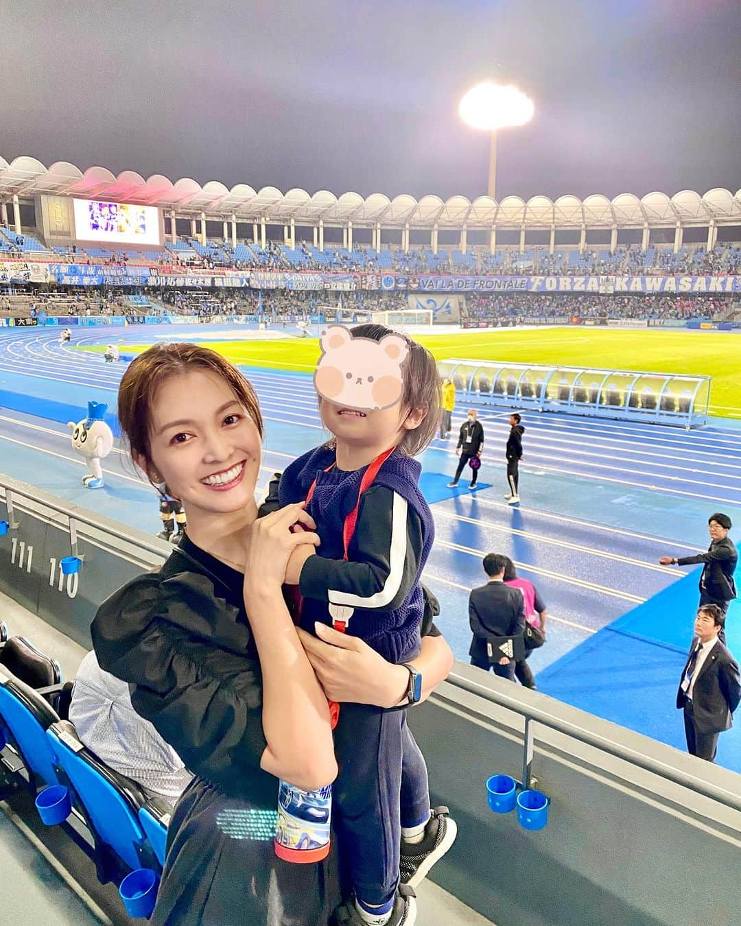 福田典子のインスタグラム：「#スポーツの日 ということで、サッカー観戦の写真⚽️ こんな神席で観たことなくて感動🥹✨ 2枚目はお友達のストーリーを拝借🫶🏻  土曜日に新人 中根アナウンサーがMCを務める  #サタデーナイトJ が始まったばかり❤️‍🔥 勝手に私のサッカー熱も高まりました←  今日は、昼ニュースを終えたので、 #よじごじDays へ！ 雨なので足元にかなり気をつけながら移動しました☔️  地震、津波、雨、寒暖差… みなさまも色々と気をつけて過ごされてくださいね。  そして、今夜10時からのBSテレ東では お引越しして最初の放送となる #マネーのまなび  ゼロから分かる #新ＮＩＳＡ 徹底取材ＳＰをお届けします。 #NISA をすでにやっている方は確認にもなりますし、 やっていない方はぜひぜひ見ていただきたい内容です！  お時間合う方はぜひご覧ください！」