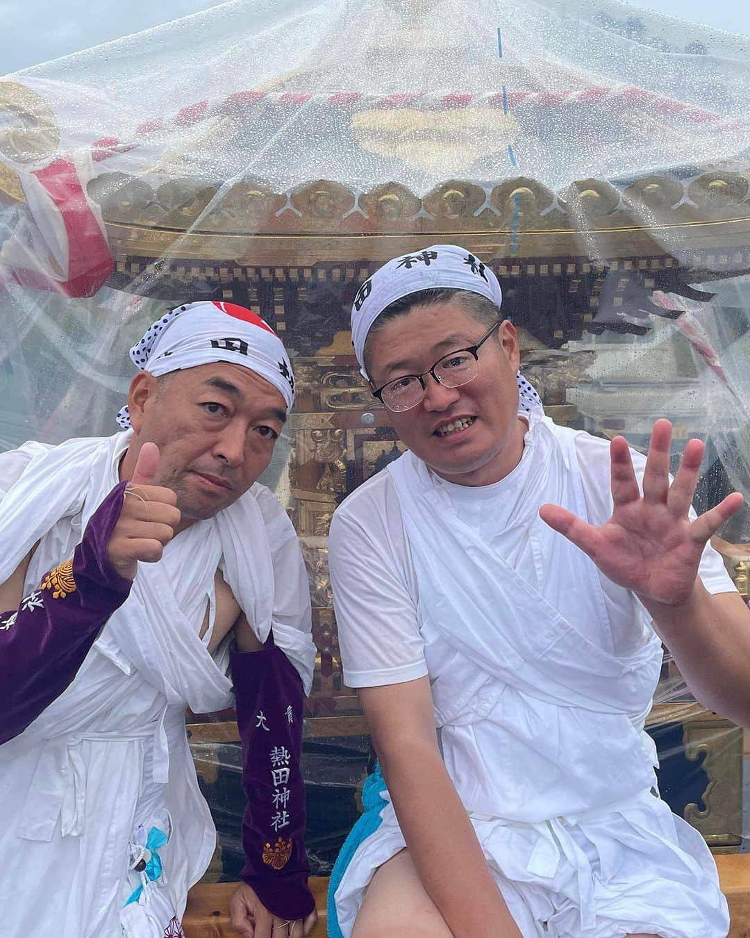 林克治のインスタグラム：「昨日は千倉町大貫地区の祭礼に参加致しました！ 同僚議員の吉田年和議員がお住いの地区で、人手不足とのことで担がせていただきました。 私、成人してから祭礼に参加した事が無く、ちゃんとお神輿を担いだこともなかったのでわからない事だらけでしたが、皆さん良い人ばかりでとても楽しく過ごさせていただきました。 久しぶりの祭礼開催に、地元の皆さんの楽しそうな姿がとても印象的でした。 来年も参加させていただきたいと思いますのでよろしくお願いします！  #千倉町大貫 #熱田神社 #お神輿 #全身筋肉痛 #アザだらけ」