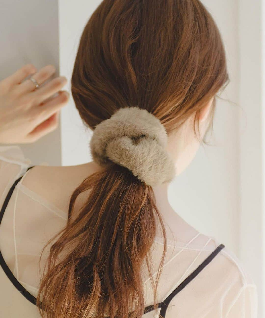 カスタネのインスタグラム：「【hair accessory】  ▪︎ ファーシュシュ ¥2,200 color : beige , ivory , blue  全店舗・オンラインストアにて発売中。  #Kastane #Kastane_2023aw #シュシュ #ファーシュシュ #シュシュアレンジ」