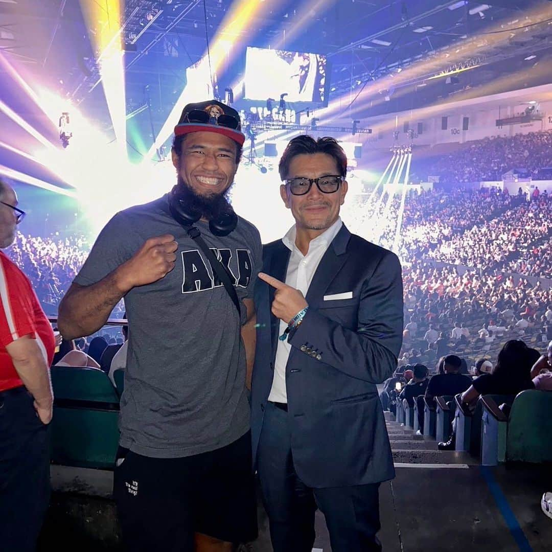 榊原信行さんのインスタグラム写真 - (榊原信行Instagram)「サンディエゴで開催されBellator 300へ行って来ました。 RIZINが旗揚げから8年間で実施した大会数が約50大会なので、300回の大会を積み重ねて来た事は本当に凄い事ですね！ 記念大会でもあり演出も素晴らしく会場は盛り上がっていましたよ。 我々RIZINバンタム級のチャンピオンであるアーチュレッタがしっかりRIZINのベルトを持参して観戦していたのが嬉しく、誇らしく思いました。 そして何とAKAで武者修行に励むベイノアが観戦に来ていて、会場で偶然に出会えました。これは何かの啓示かも知れないですね！笑 今日からはロスへ移動して、大晦日に向けての大切な打ち合わせに臨みます！ 近々、大晦日の第一弾のカード発表を考えています。 お楽しみに！  I went to Bellator 300 in San Diego. RIZIN has held about 50 events in the 8 years since it started, so Bellator has held 300 events, which is really amazing! This event was also the 300th anniversary event, the production was wonderful, and the venue was lively. I was happy and proud to see Juan Archuleta, the RIZIN bantamweight champion, bring his RIZIN belt to the event. Also, “BlackPanther” Beynoah, who is training as a warrior at AKA, came to watch the event, and I happened to meet him at the venue. This might be a revelation! lol Starting today, I will move to Los Angeles and have an important meeting leading up to New Year's Eve! I'm thinking about releasing the first card on New Year's Eve soon. Everyone, please look forward to it!  #Bellator #Bellator300 #SanDiego #ScottCoker #JuanArchuleta #BlackPantherBeynoah」10月9日 13時27分 - nobu_sakakibara